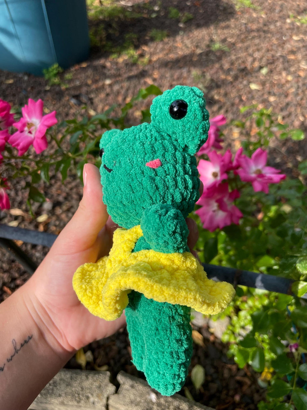Patron PDF illustré amigurumi grenouille verte au crochet – peluche kawaii avec robe jaune, bilingue FR/EN
