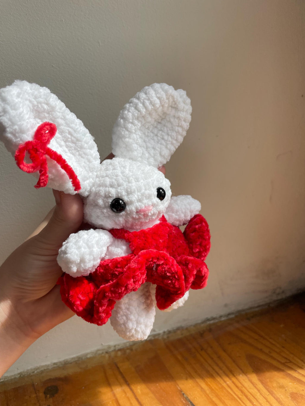 Lapin blanc amigurumi au crochet fait main – robe bouffante rouge et nœud rouge sur l’oreille