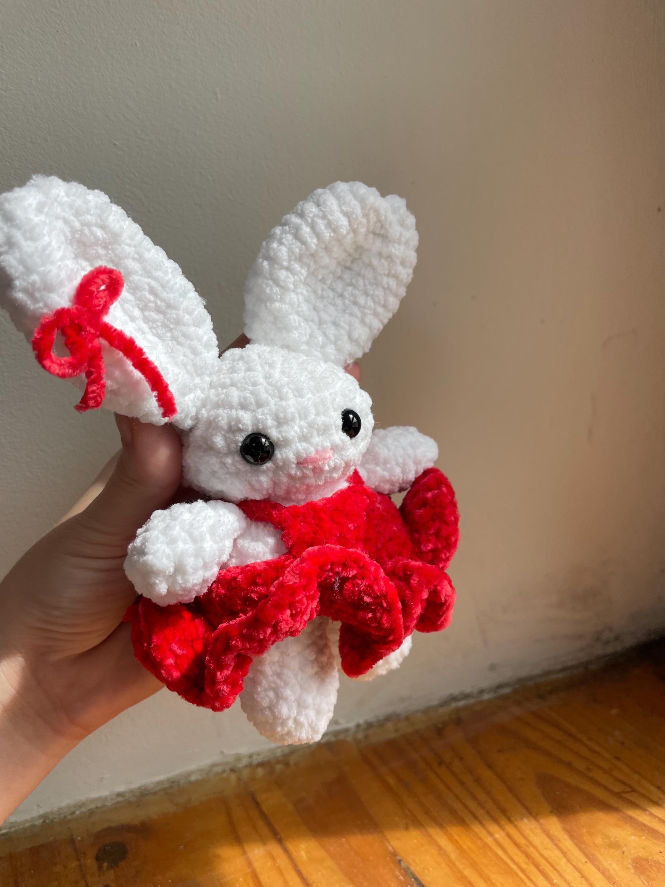 Lapin blanc amigurumi au crochet fait main – robe bouffante rouge et nœud rouge sur l’oreille