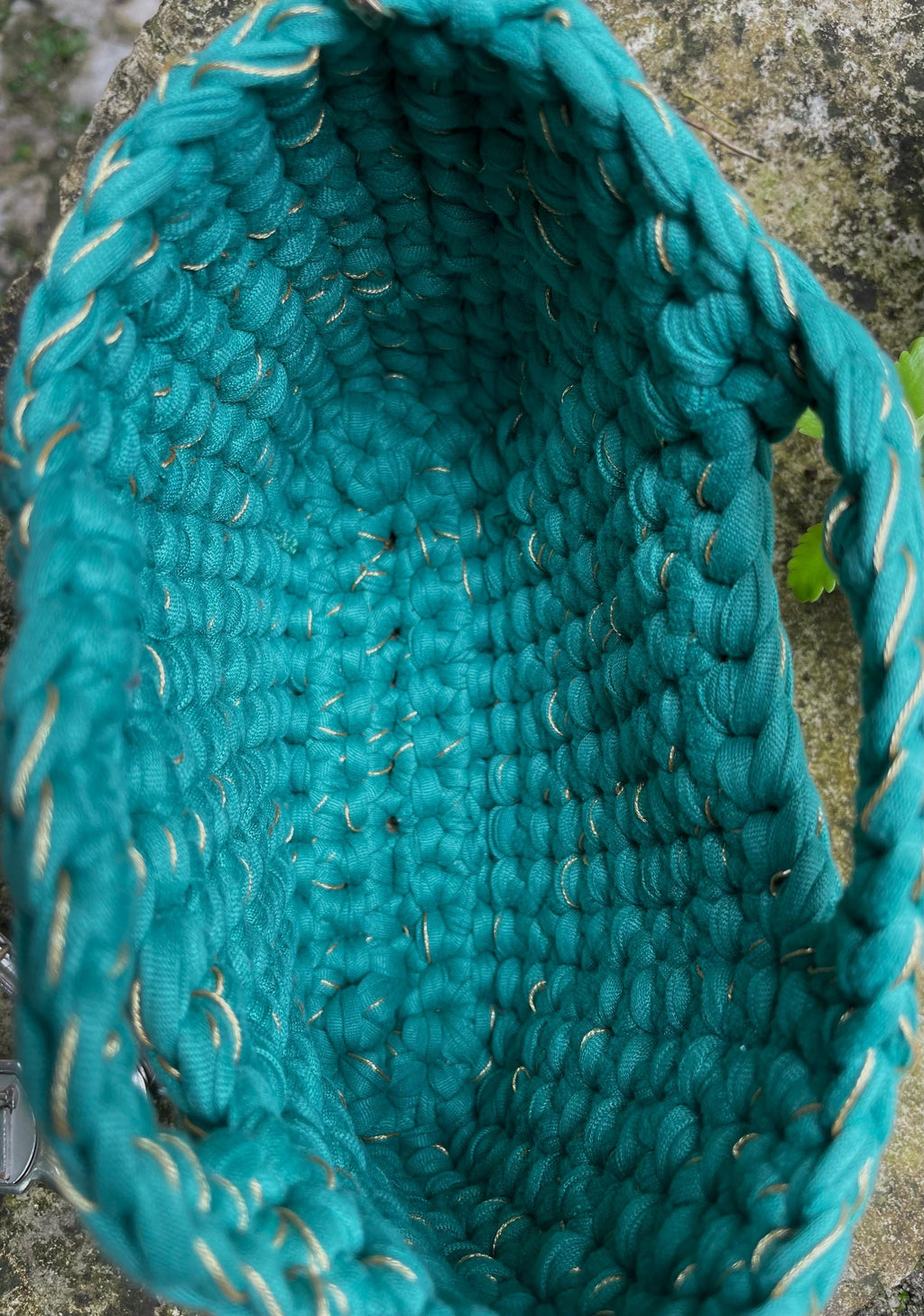 Sac en crochet vert émeraude avec détails dorés et chaînette pour porter à l'épaule | Fait main