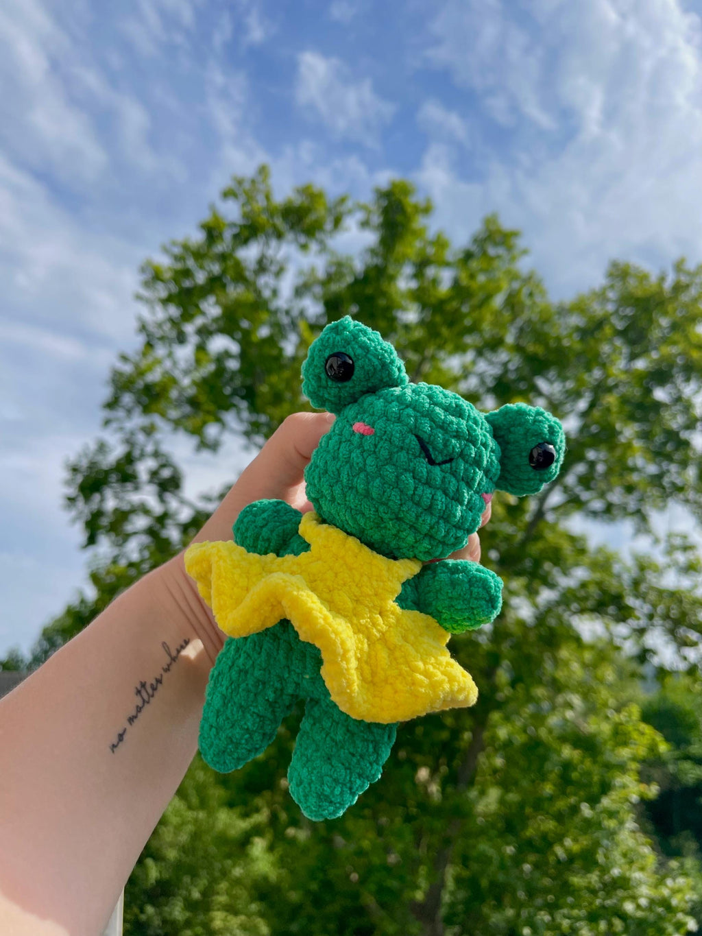 Patron PDF illustré amigurumi grenouille verte au crochet – peluche kawaii avec robe jaune, bilingue FR/EN