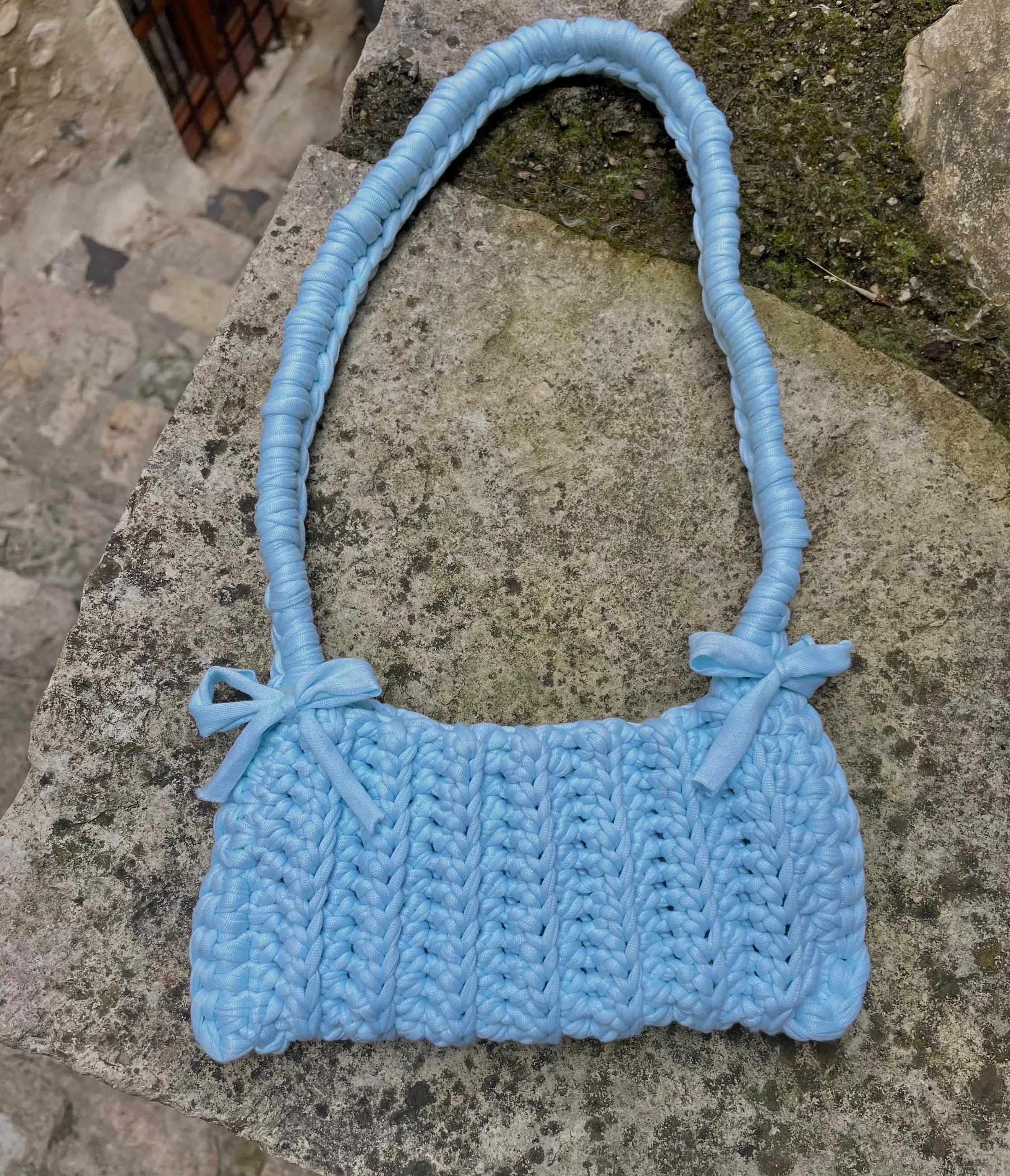 Petit sac crocheté bleu ciel - Fait main avec rubans