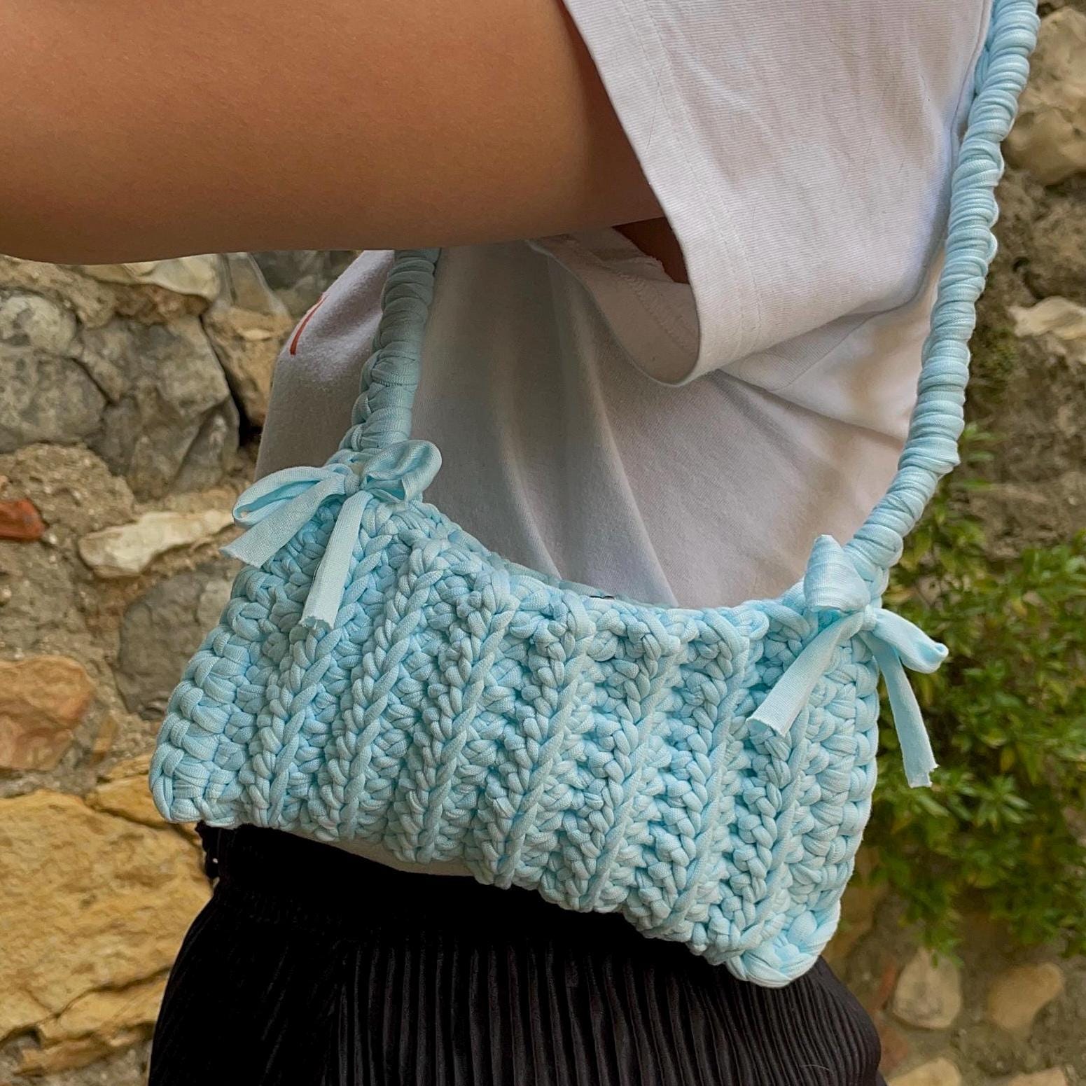 Petit sac crocheté bleu ciel - Fait main avec rubans