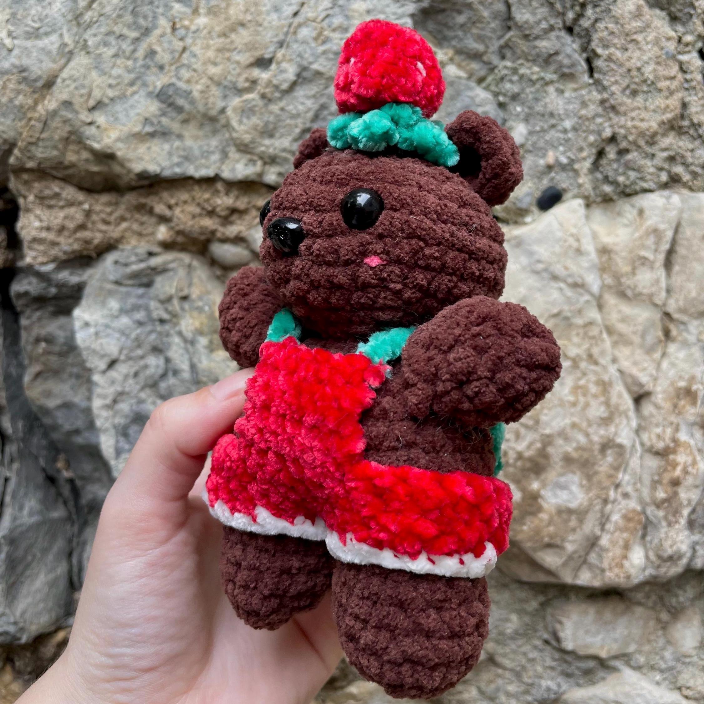 Ours en crochet chocolat – Amigurumi avec salopette rouge fraise
