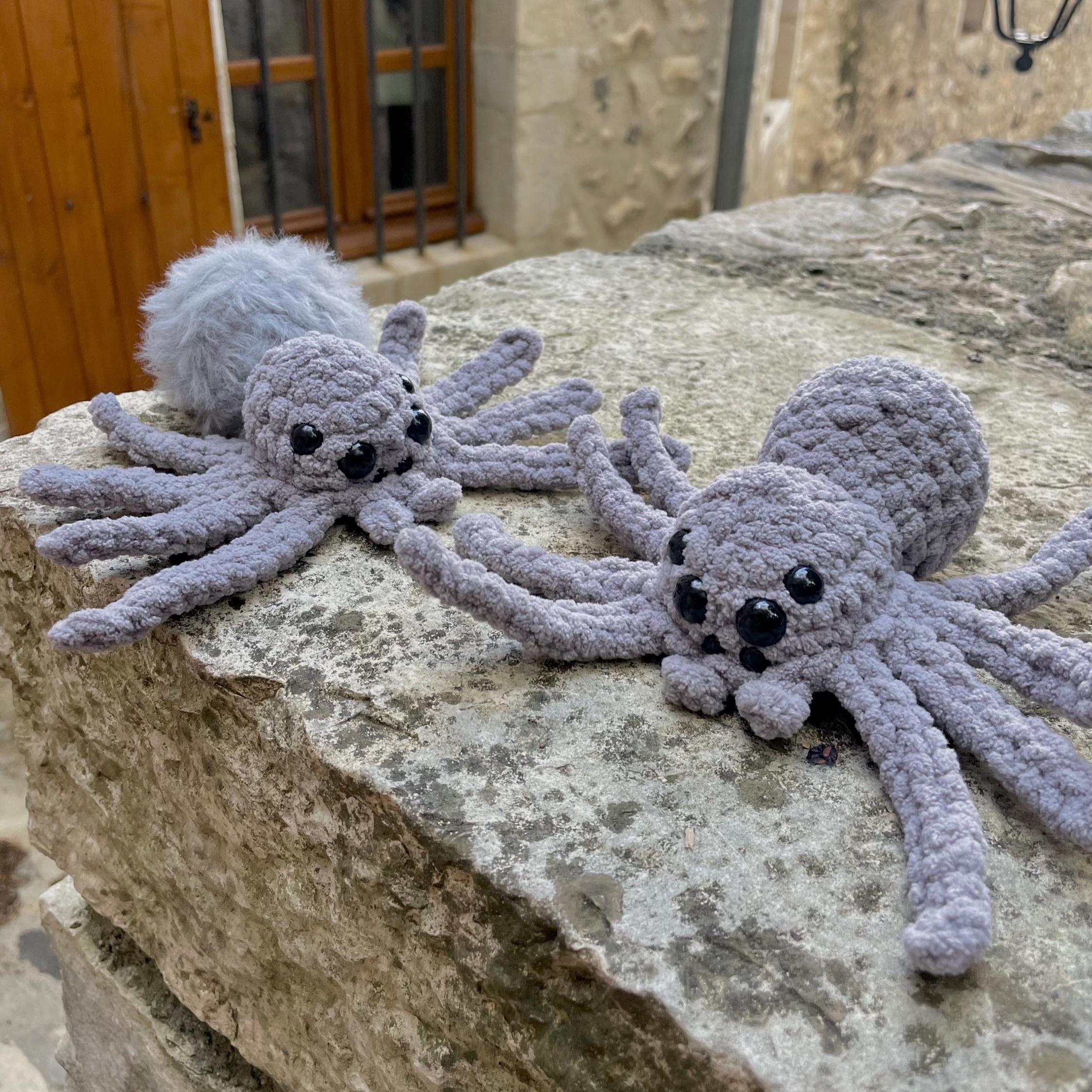 Araignée en crochet faite main – Peluche amigurumi réaliste –Déco Halloween ou cadeau original – Plusieurs couleurs disponibles