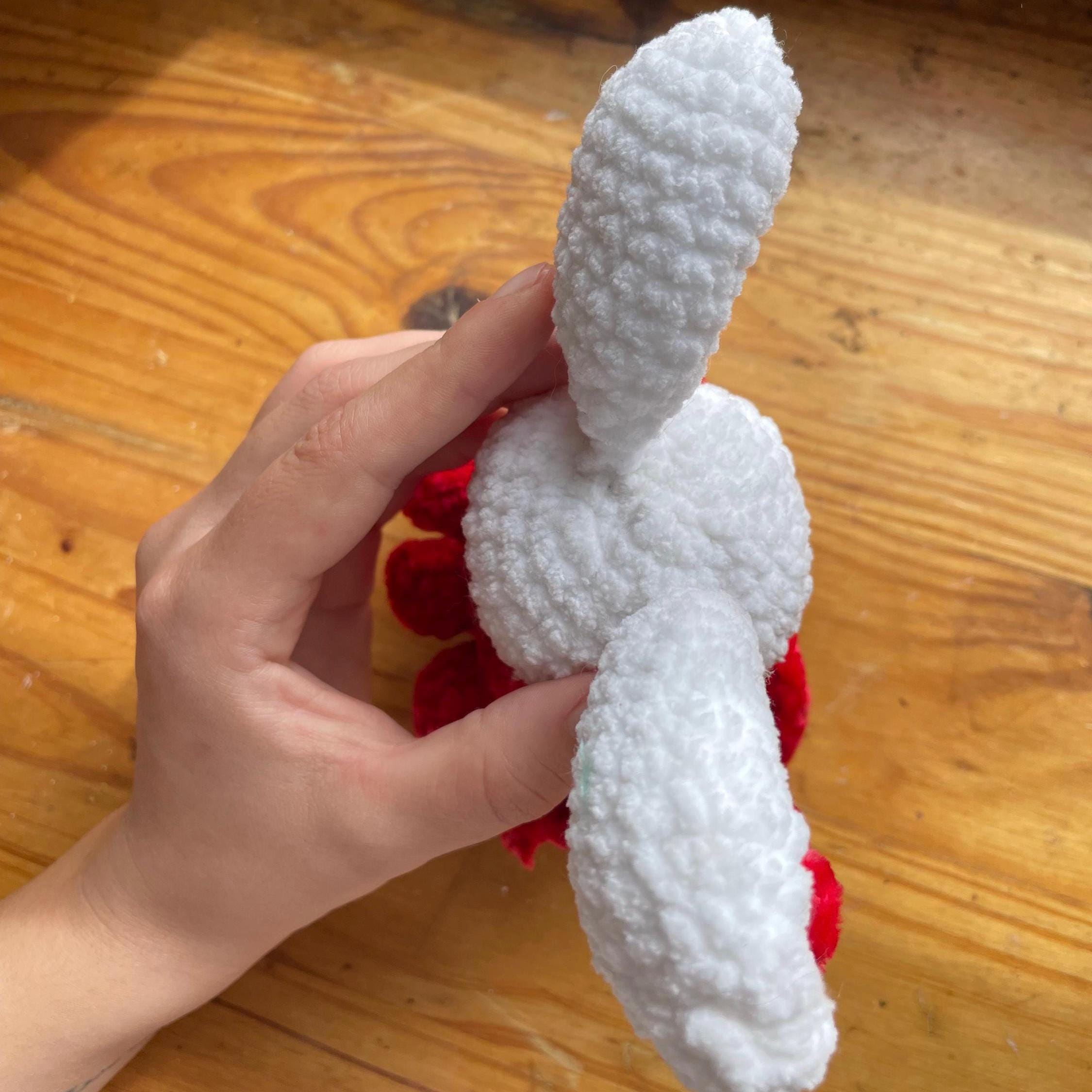 Lapin blanc amigurumi au crochet fait main – robe bouffante rouge et nœud rouge sur l’oreille