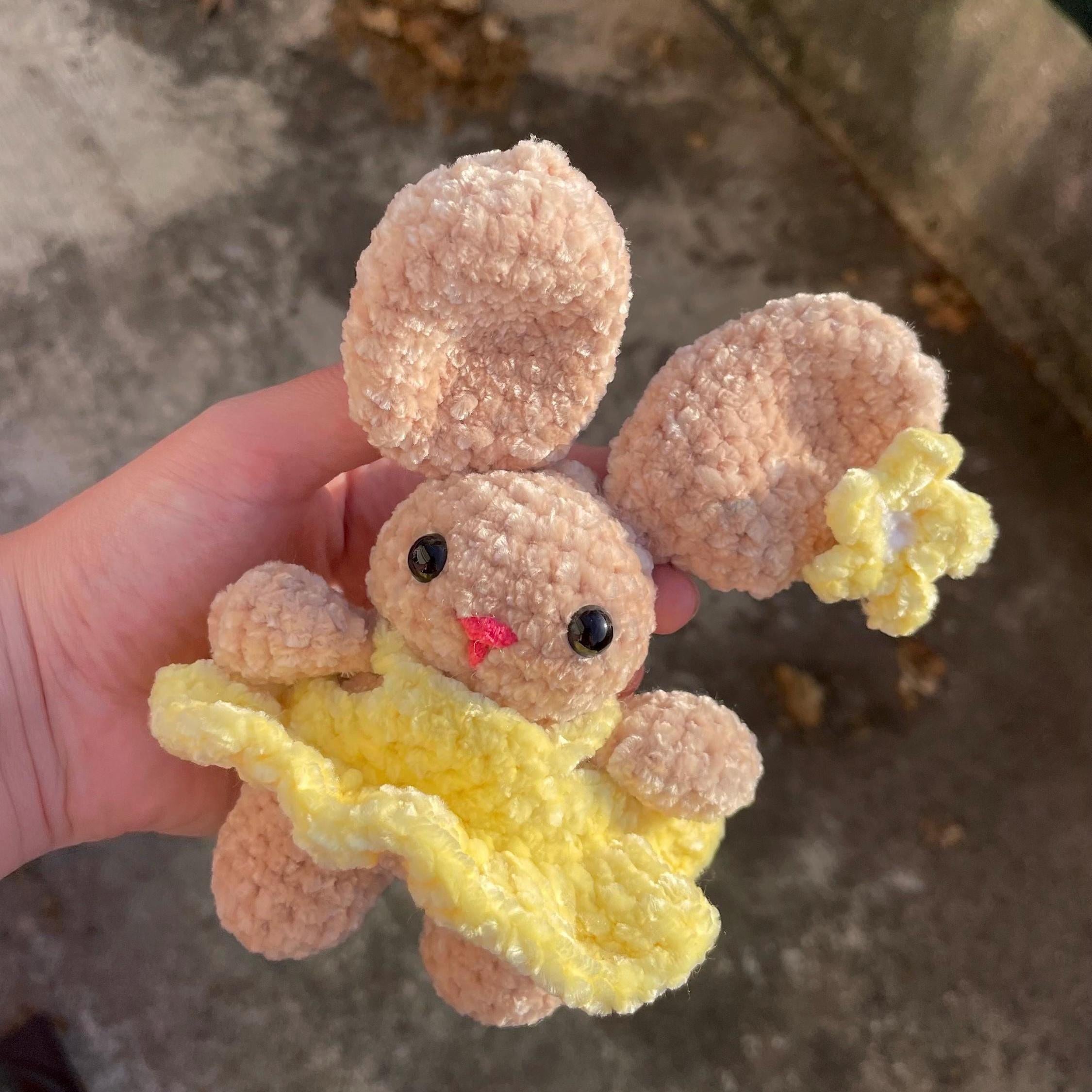 Lapin en crochet avec robe jaune – Peluche faite main