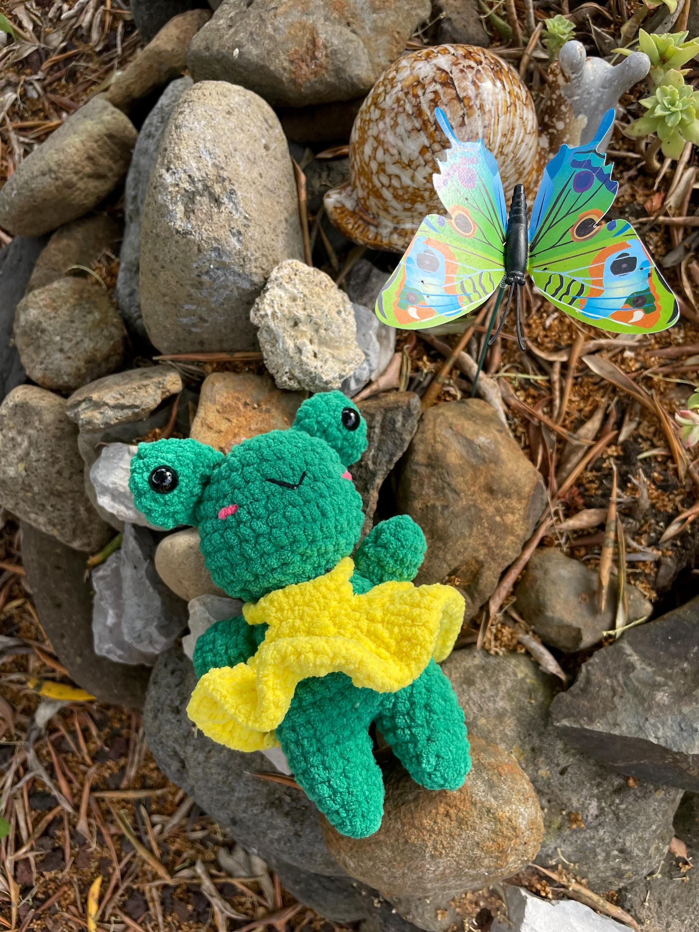 Patron PDF illustré amigurumi grenouille verte au crochet – peluche kawaii avec robe jaune, bilingue FR/EN