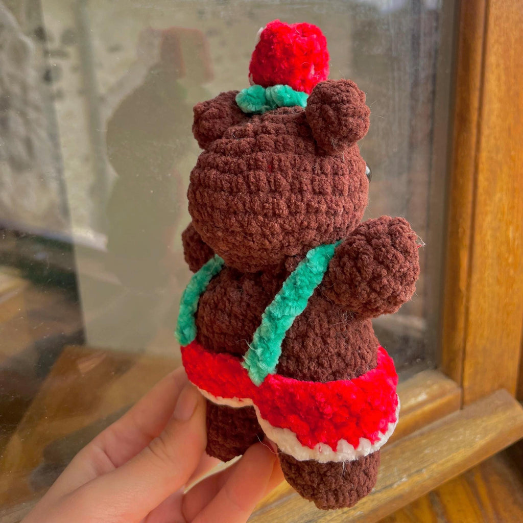 Ours en crochet chocolat – Amigurumi avec salopette rouge fraise