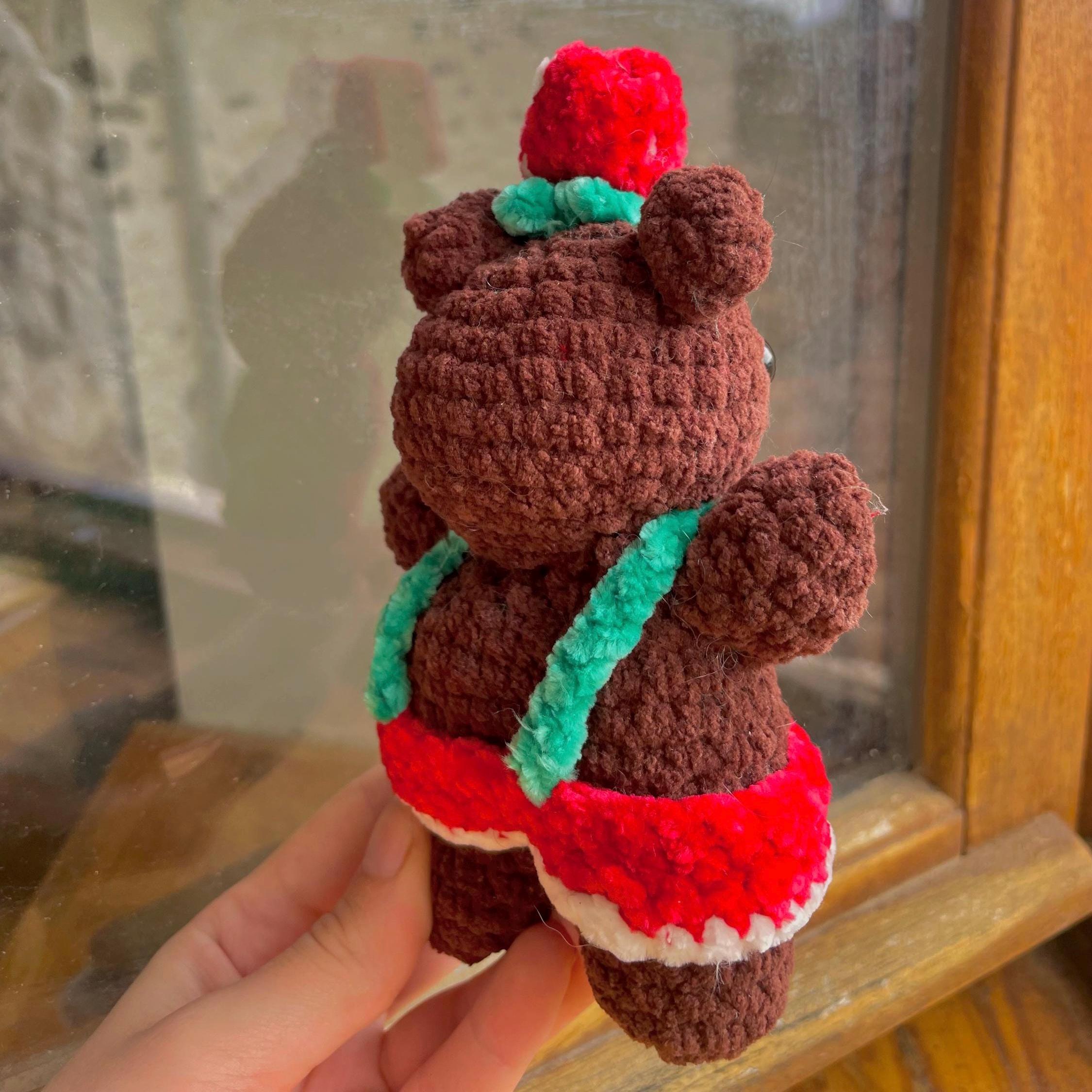 Ours en crochet chocolat – Amigurumi avec salopette rouge fraise