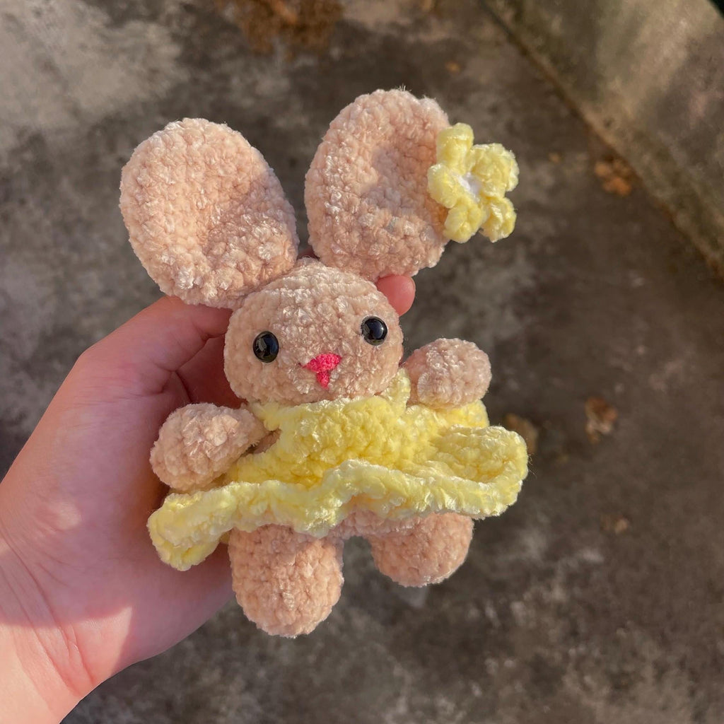 Lapin en crochet avec robe jaune – Peluche faite main