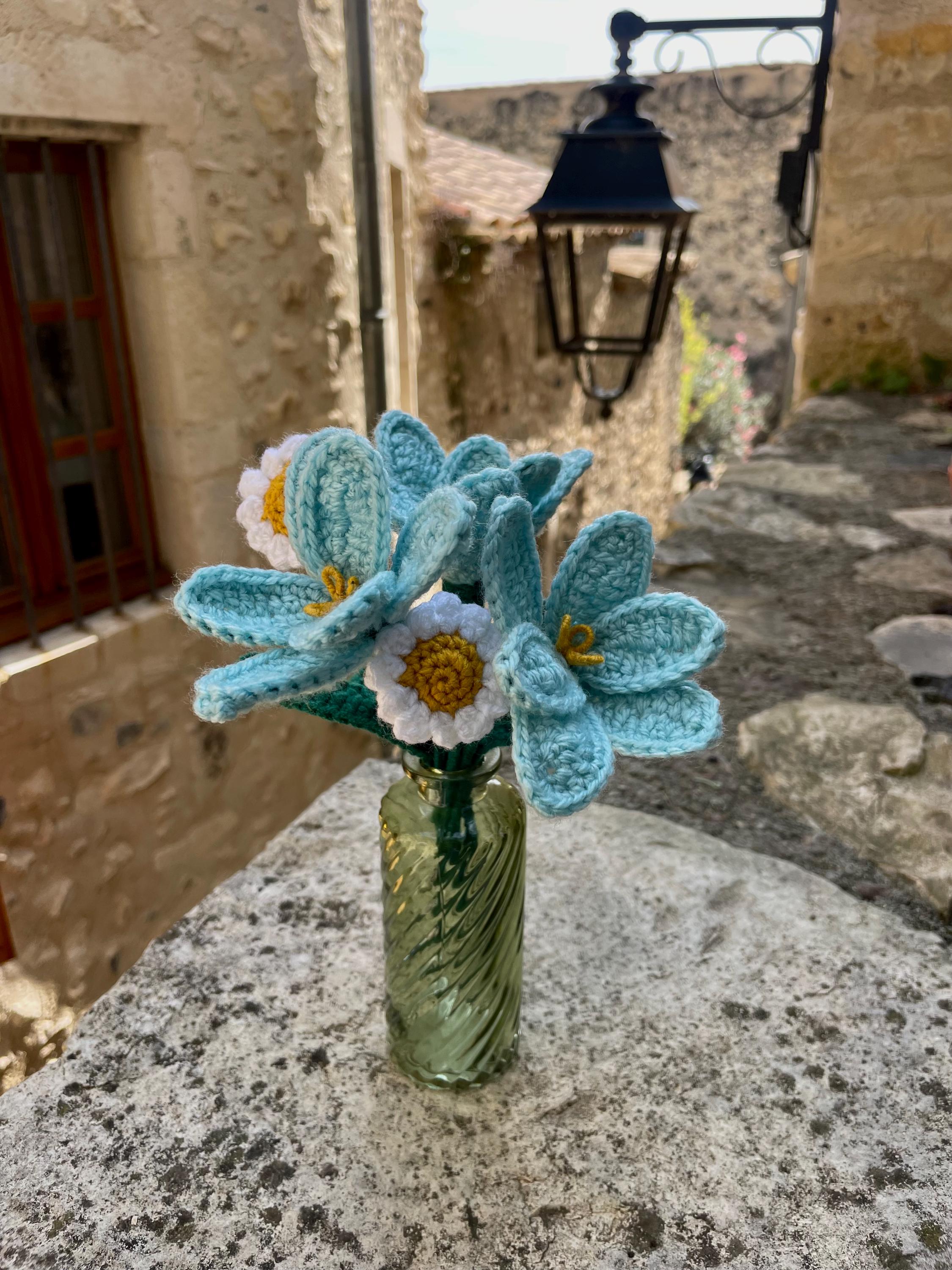 Bouquet Éternel en Crochet Fait Main – 3 Tulipes Turquoise Articulées et 2 Marguerites Blanches avec Vase