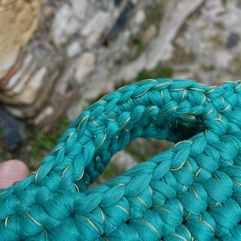 Sac en crochet vert émeraude avec détails dorés et chaînette pour porter à l'épaule | Fait main