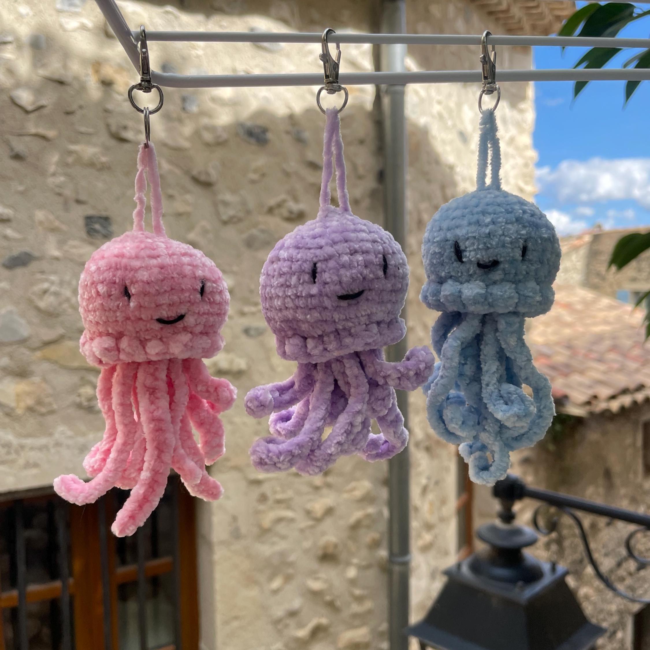 Porte-clés pieuvre en crochet fait main – Peluche mini amigurumi en bleu, rose ou violet