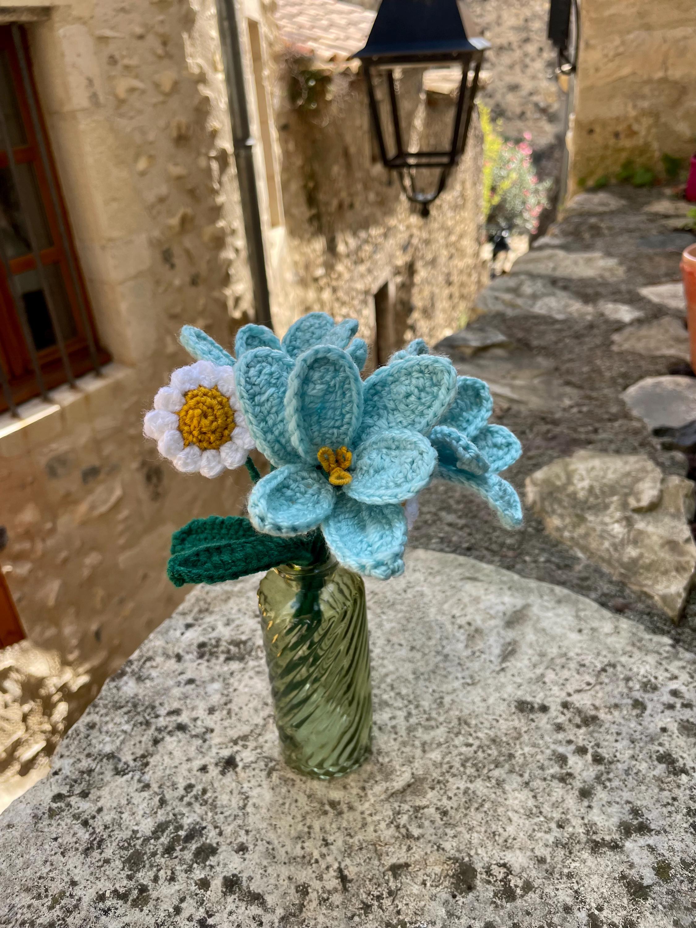 Bouquet Éternel en Crochet Fait Main – 3 Tulipes Turquoise Articulées et 2 Marguerites Blanches avec Vase
