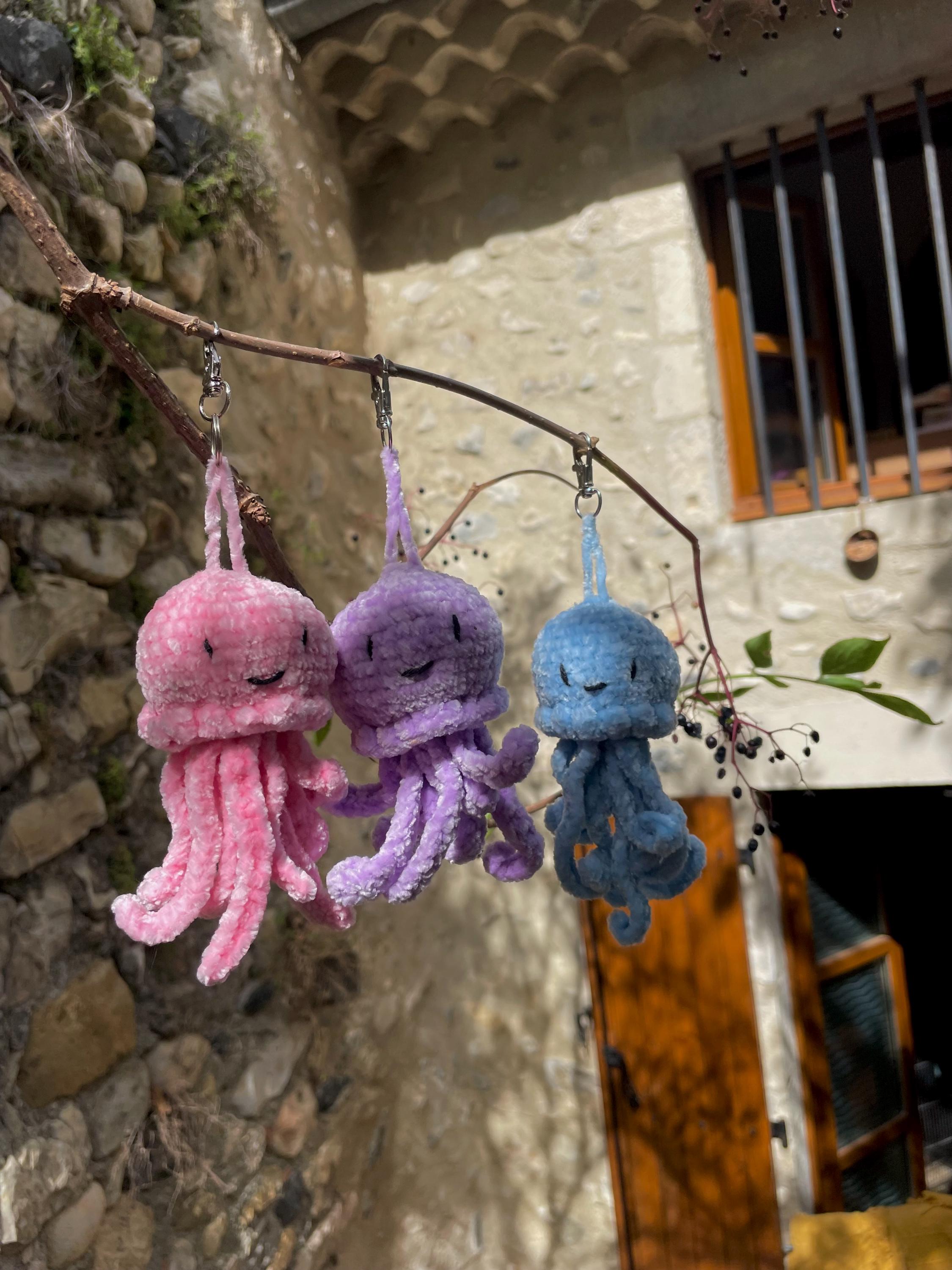 Porte-clés pieuvre en crochet fait main – Peluche mini amigurumi en bleu, rose ou violet