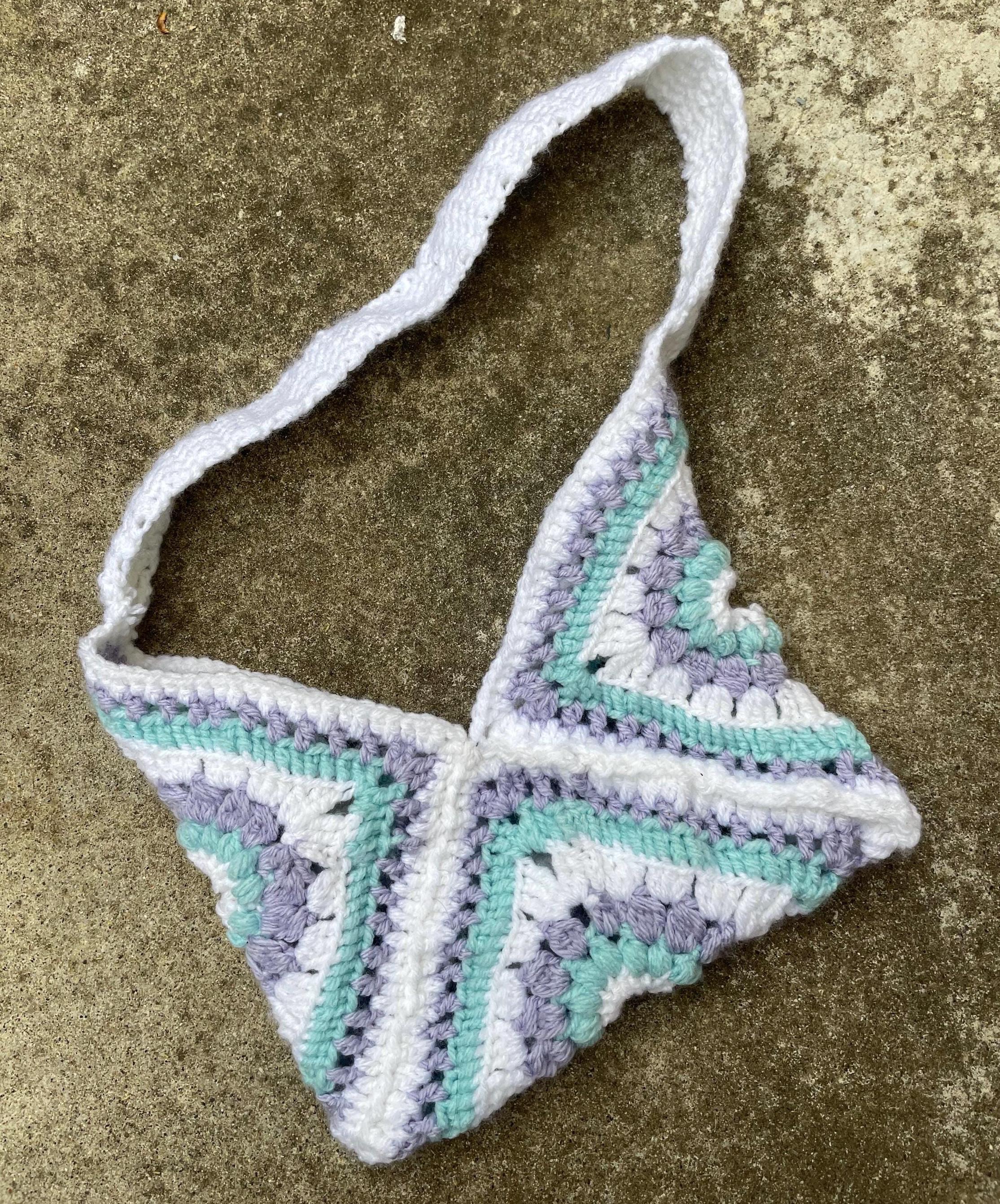 Sac à main triangle granny lilas / bleu / blanc – fait main au crochet