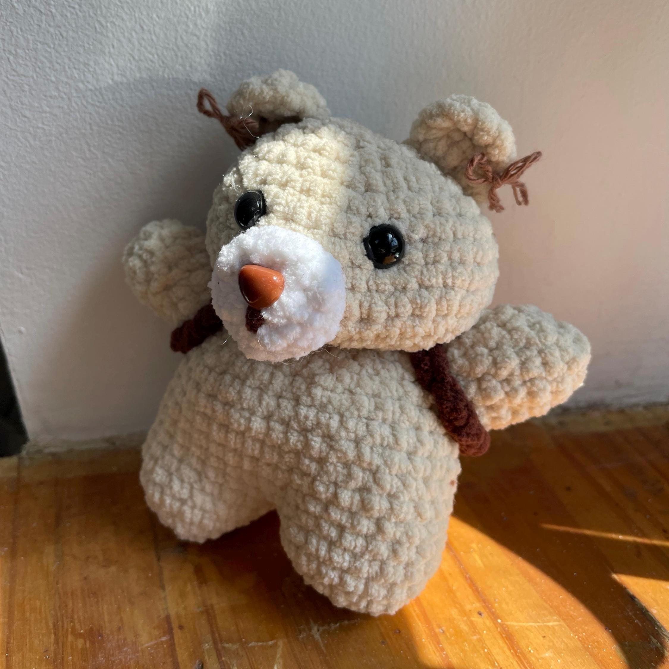 Ourson amigurumi au crochet fait main – marron et beige, sac à dos et petits nœuds dans les oreilles