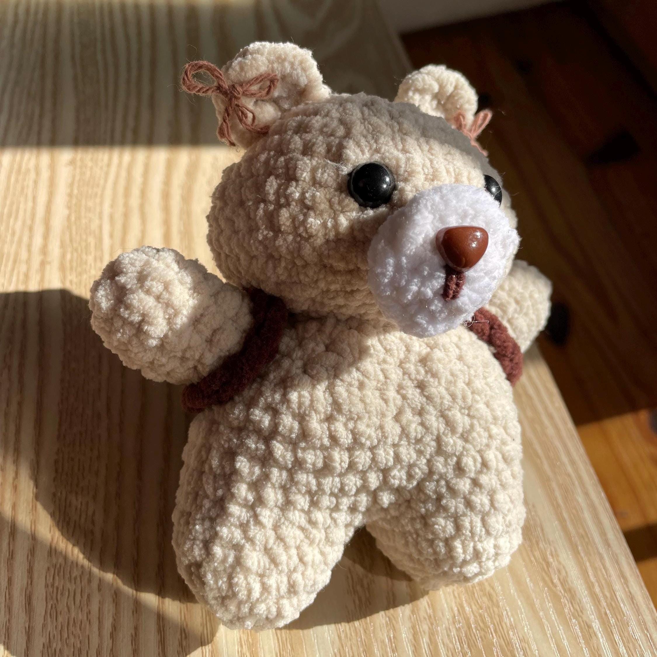 Ourson amigurumi au crochet fait main – marron et beige, sac à dos et petits nœuds dans les oreilles