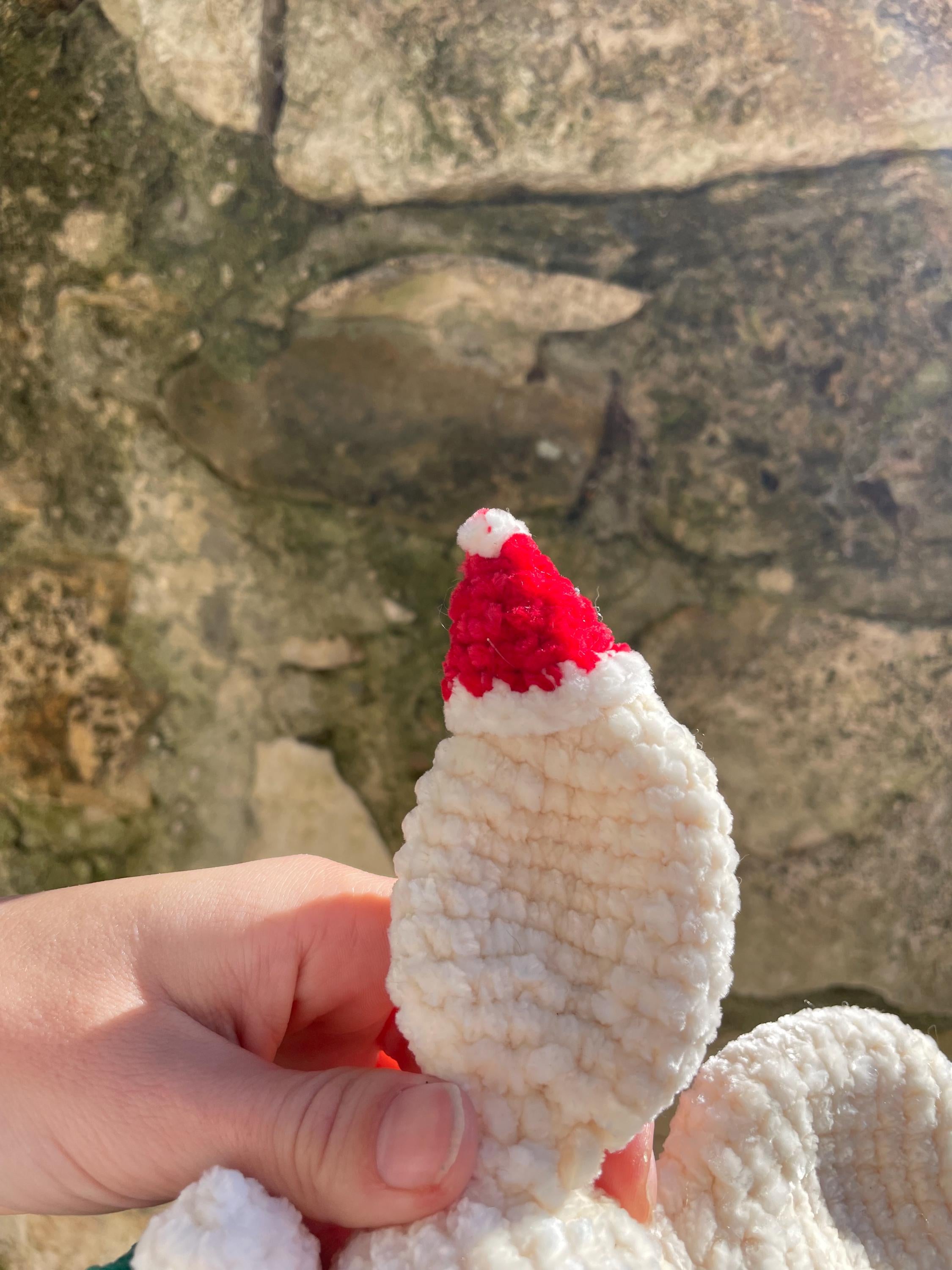 Lapin en Crochet Fait Main avec Bonnet de Père Noël – Amigurumi de Noël, Jouet Doux, Robe Verte Festive, Cadeau de Fêtes, Lapin Mignon