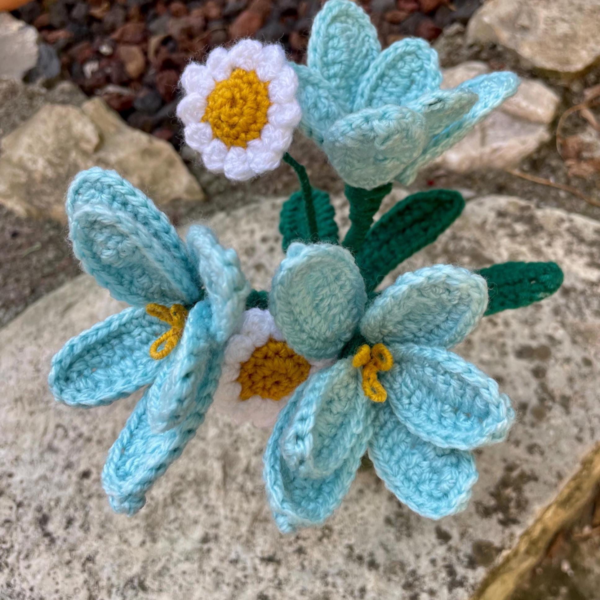 Bouquet Éternel en Crochet Fait Main – 3 Tulipes Turquoise Articulées et 2 Marguerites Blanches avec Vase