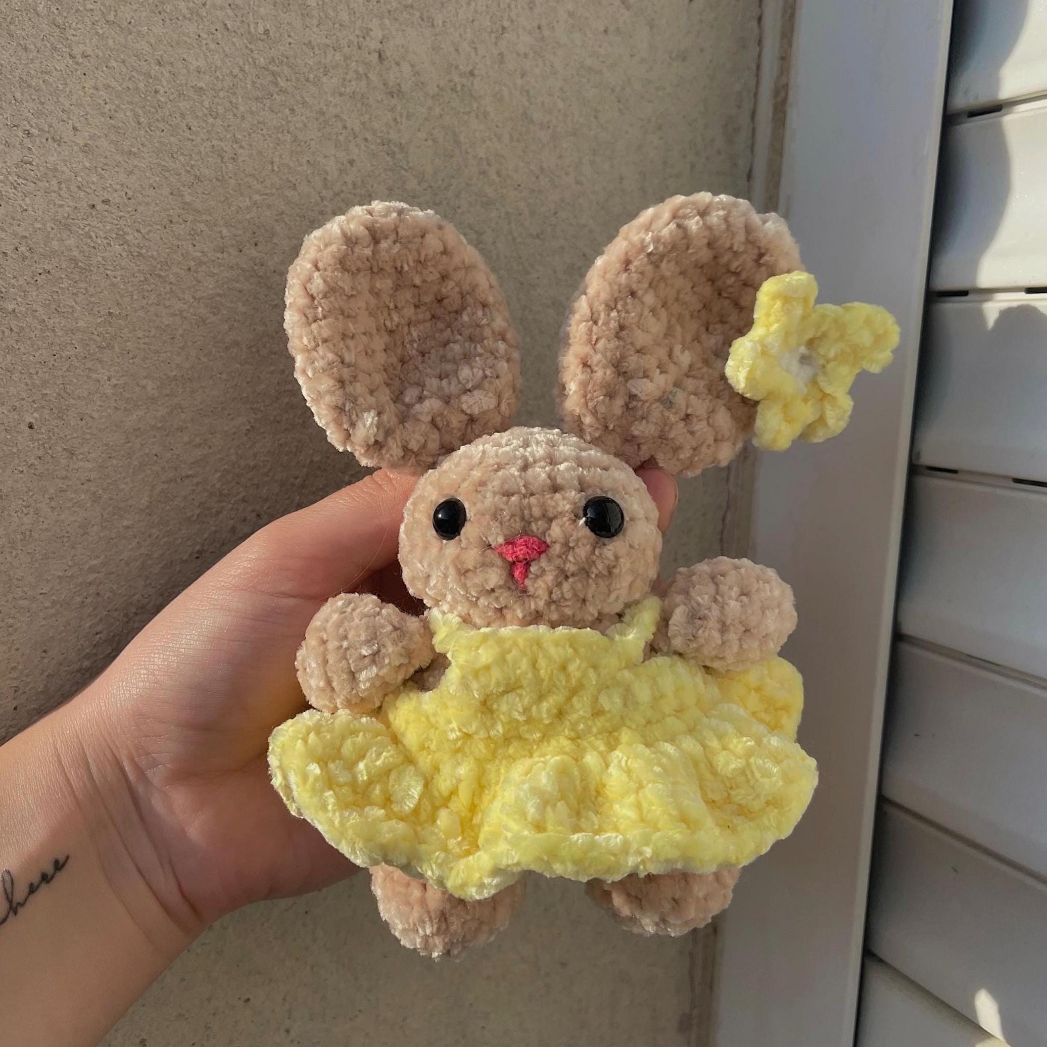 Lapin en crochet avec robe jaune – Peluche faite main