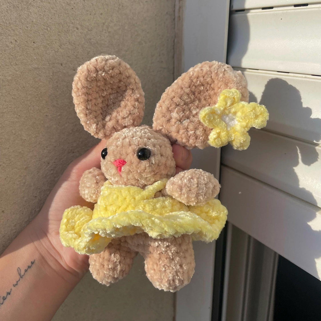 Lapin en crochet avec robe jaune – Peluche faite main