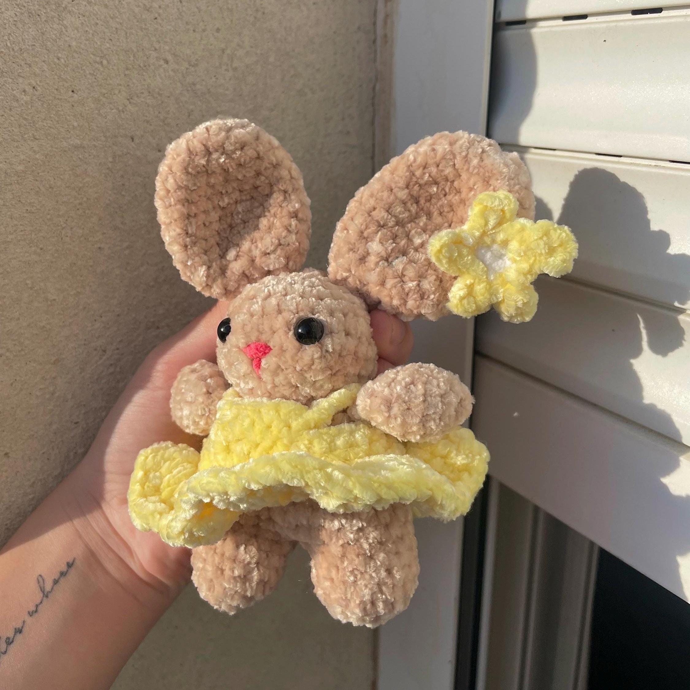 Lapin en crochet avec robe jaune – Peluche faite main