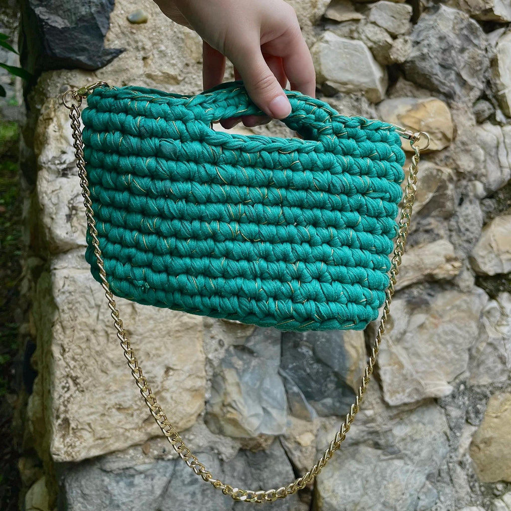 Sac en crochet vert émeraude avec détails dorés et chaînette pour porter à l'épaule | Fait main