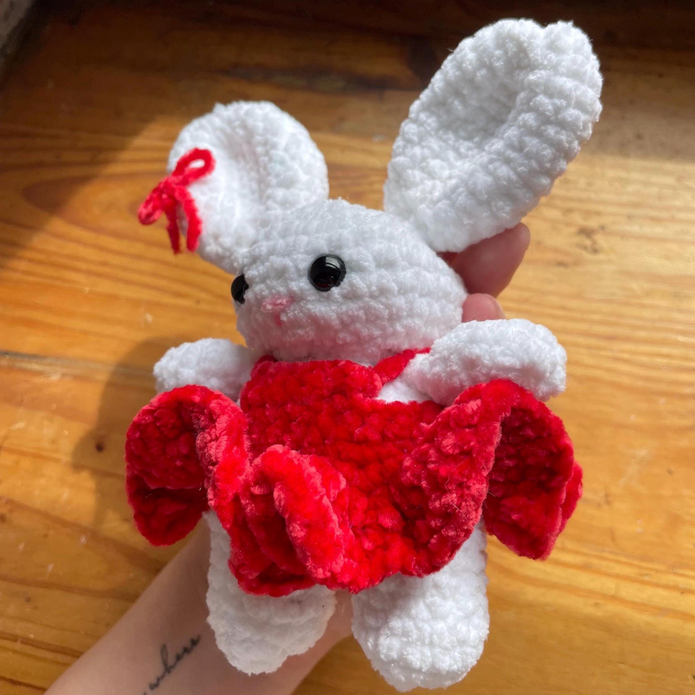 Lapin blanc amigurumi au crochet fait main – robe bouffante rouge et nœud rouge sur l’oreille