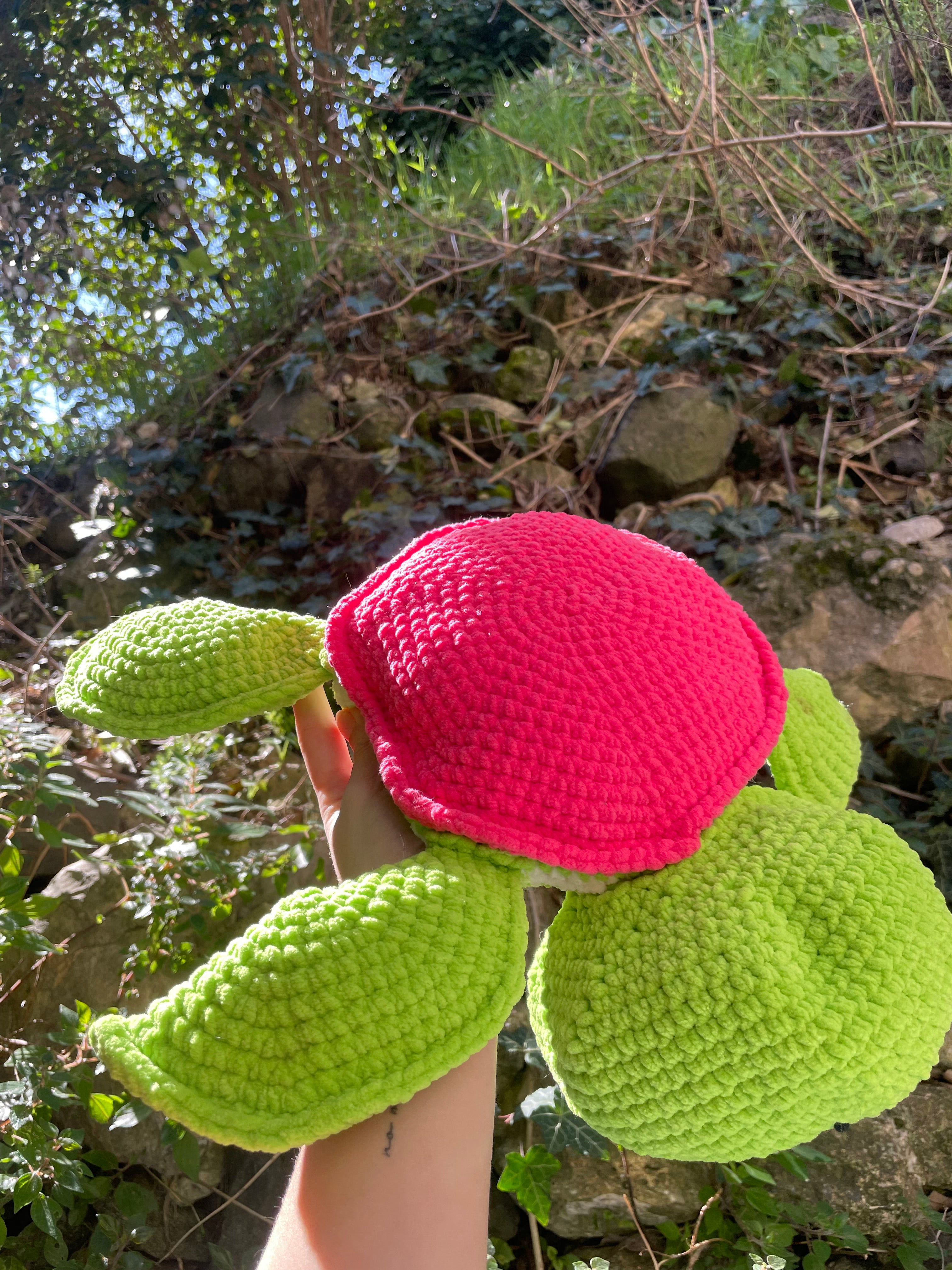 Amigurumi tortue géante kawaii, rose et verte flashy