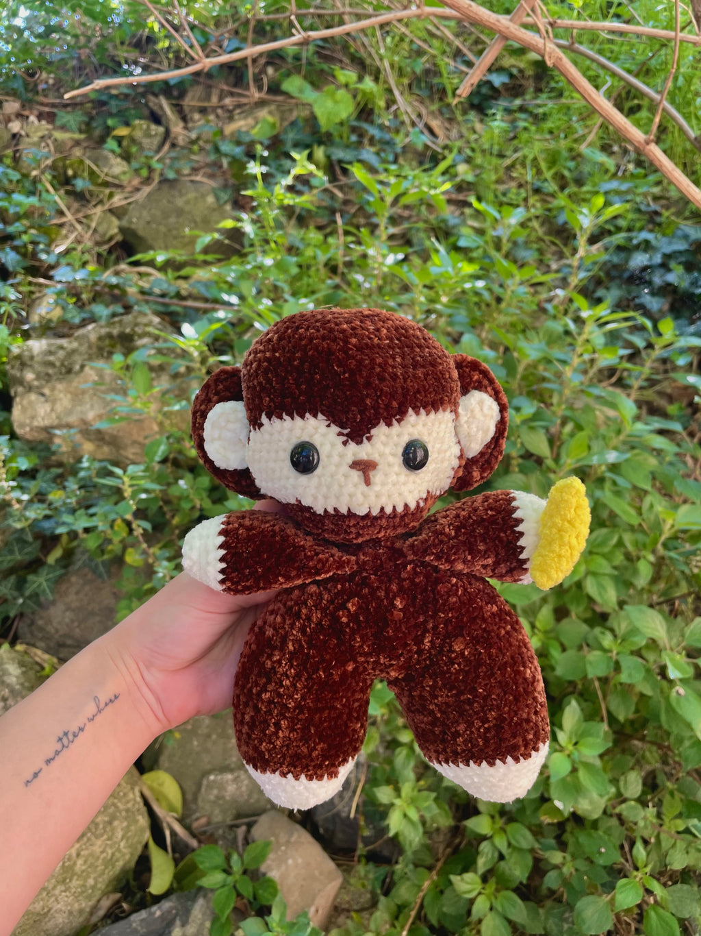 Peluche singe mignon au crochet avec banane – Amigurumi fait main