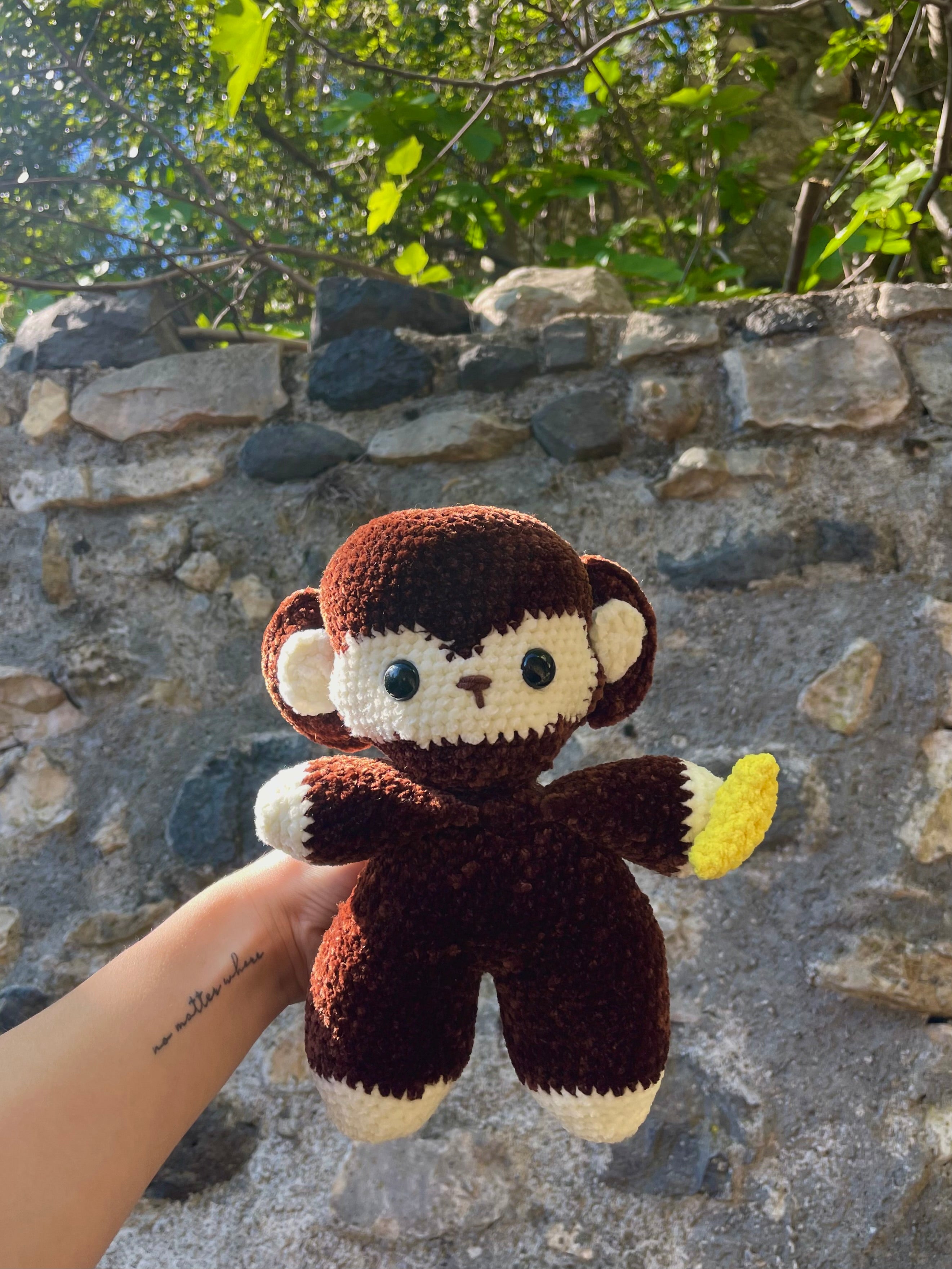 Peluche singe mignon au crochet avec banane – Amigurumi fait main