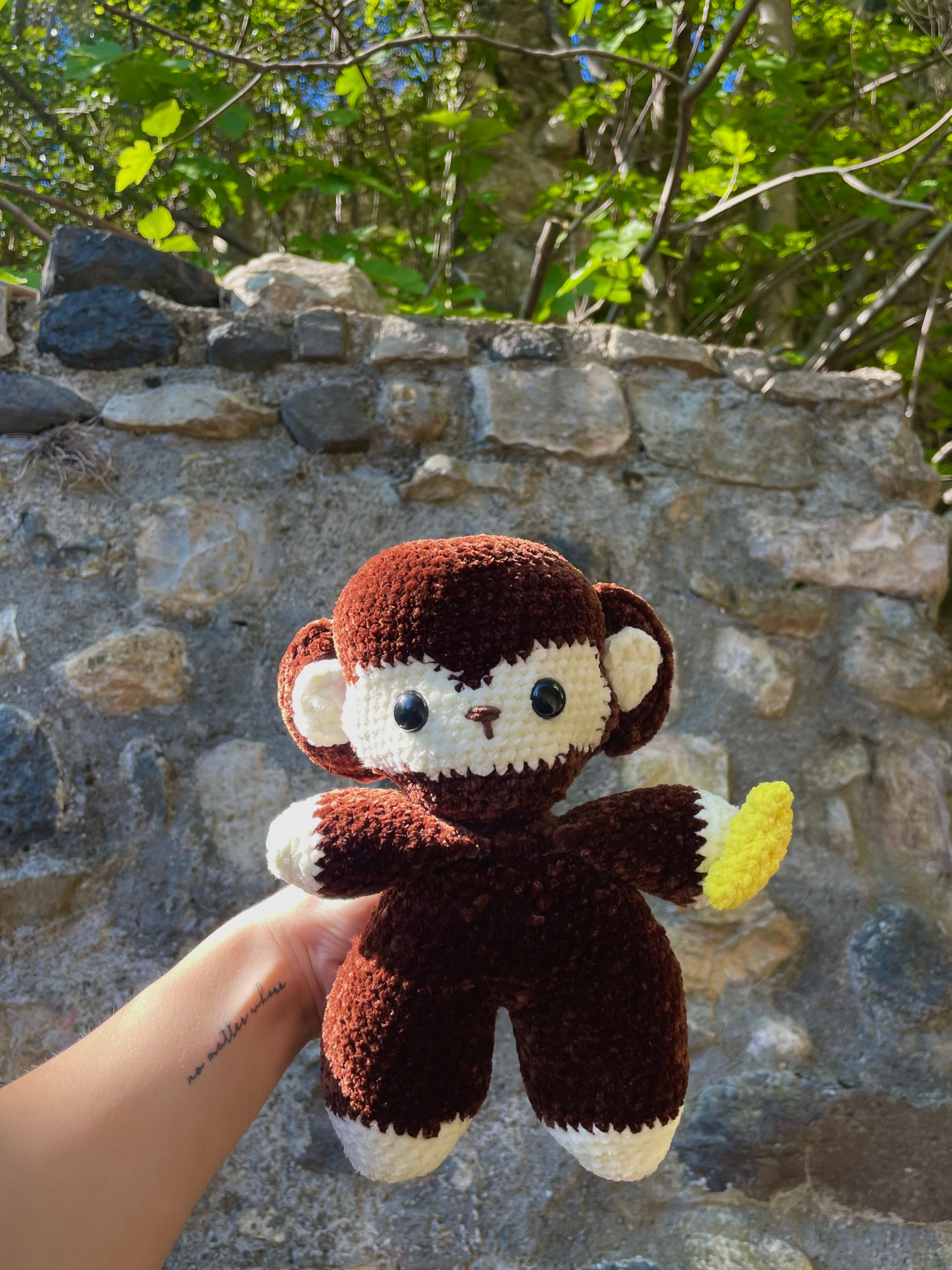 Peluche singe mignon au crochet avec banane – Amigurumi fait main