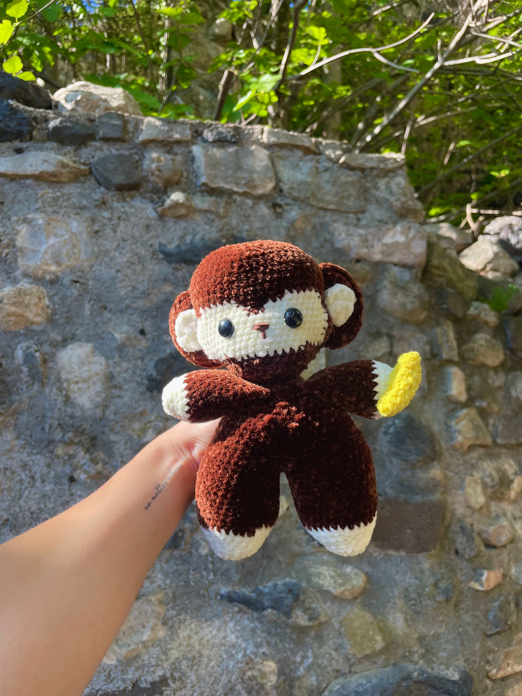Peluche singe mignon au crochet avec banane – Amigurumi fait main