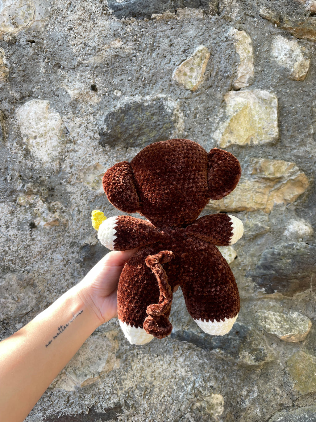 Peluche singe mignon au crochet avec banane – Amigurumi fait main