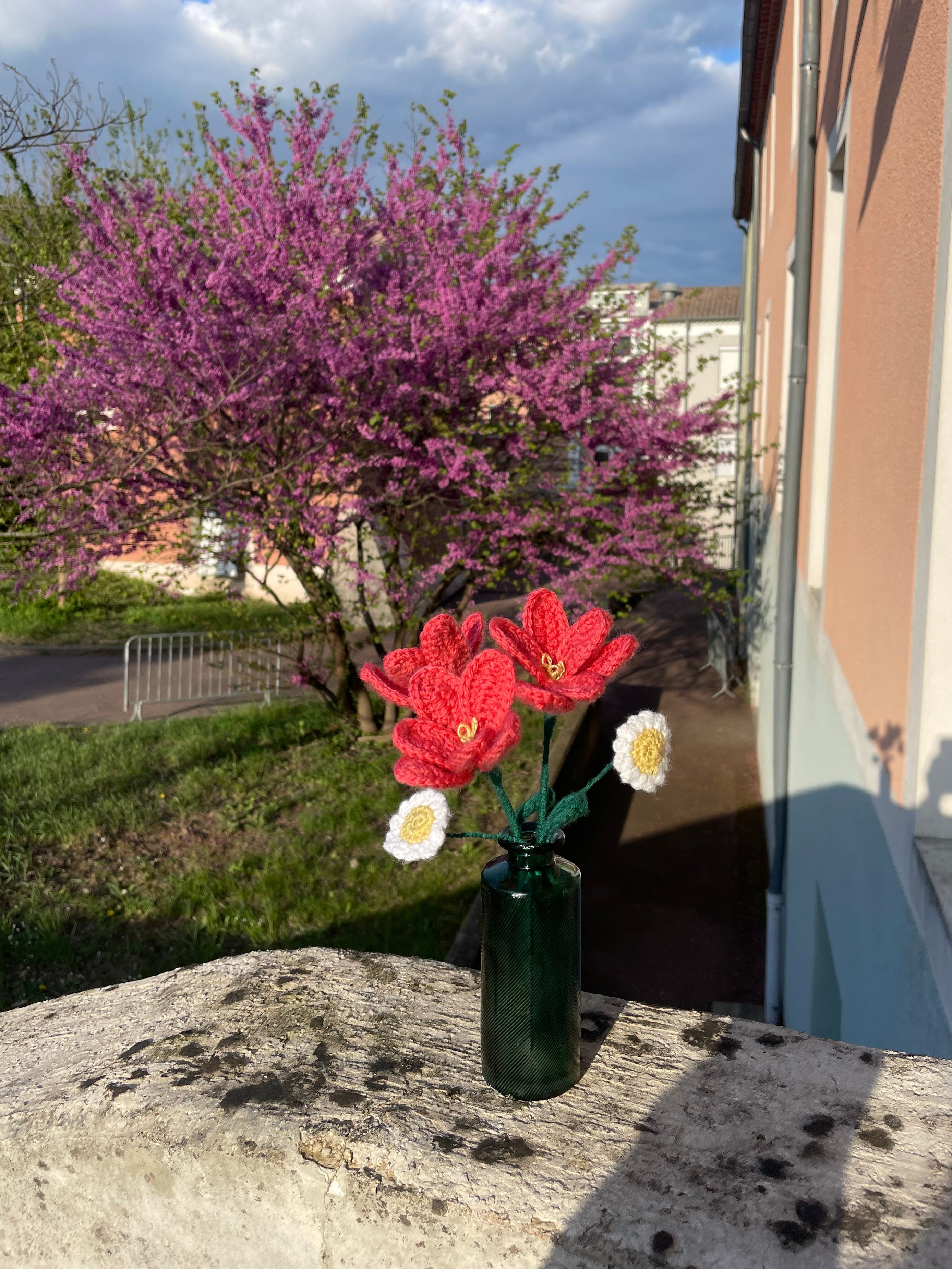 Bouquet de fleurs en crochet – Tulipes roses et marguerites blanches dans un vase vert