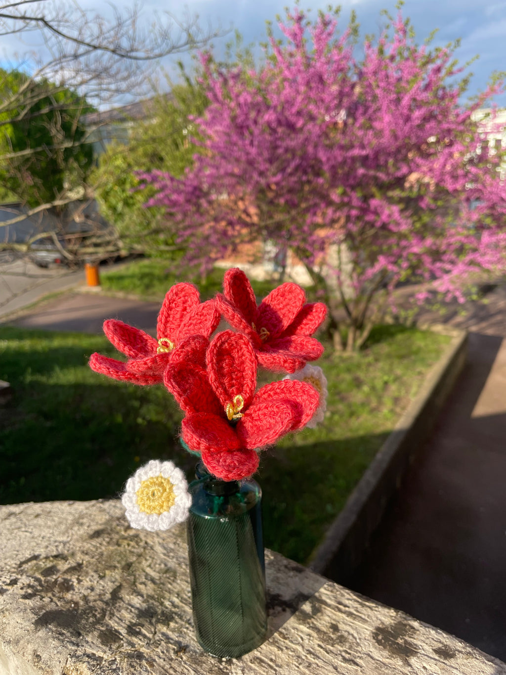 Bouquet de fleurs en crochet – Tulipes roses et marguerites blanches dans un vase vert