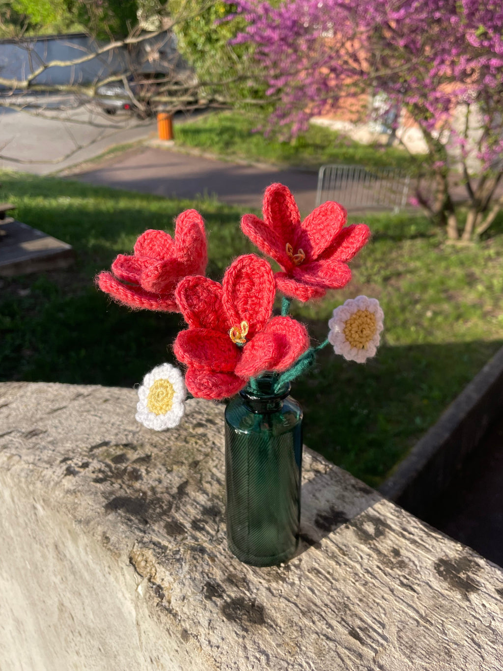 Bouquet de fleurs en crochet – Tulipes roses et marguerites blanches dans un vase vert