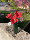 Bouquet de fleurs en crochet – Tulipes roses et marguerites blanches dans un vase vert