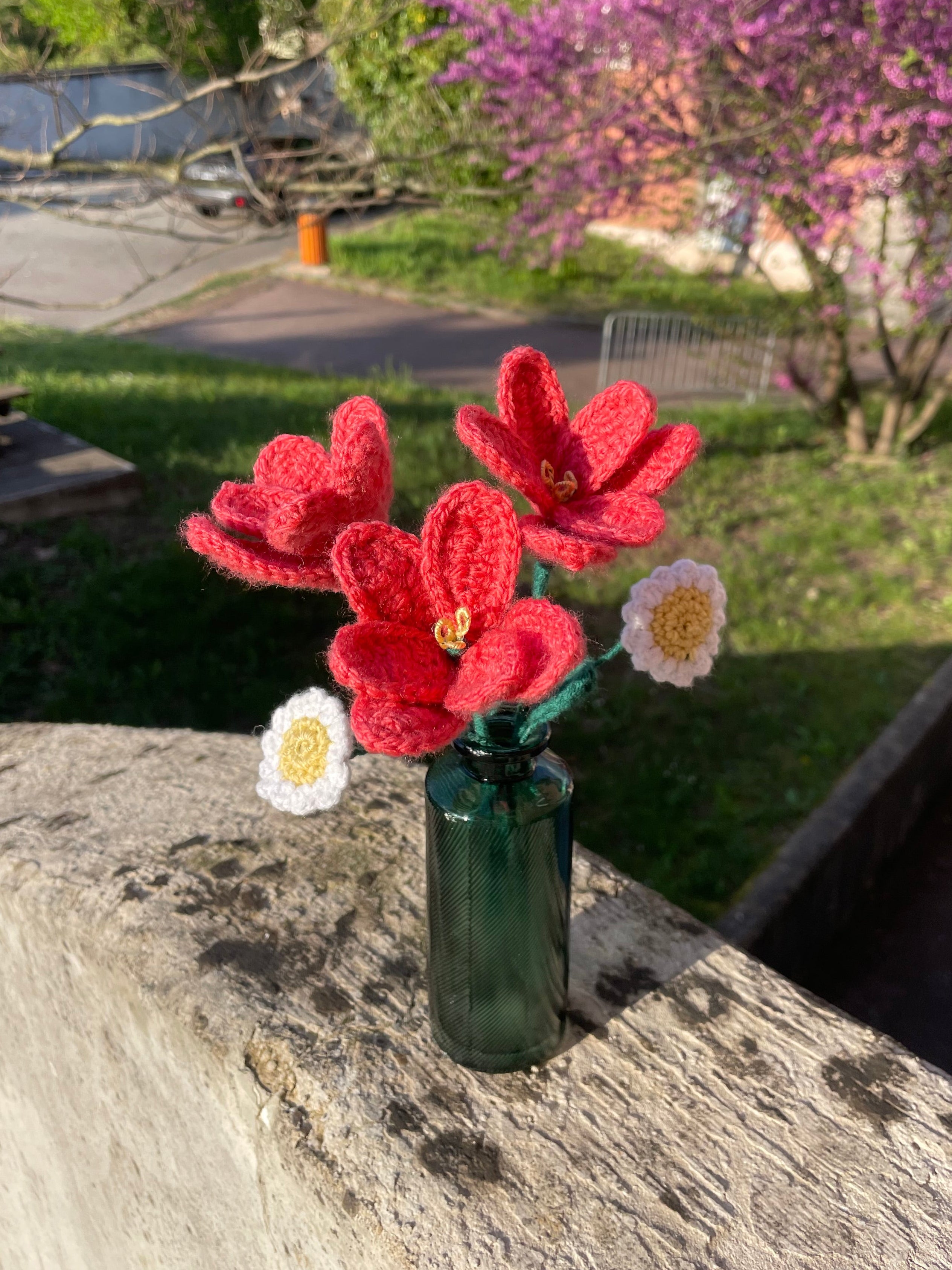 Bouquet de fleurs en crochet – Tulipes roses et marguerites blanches dans un vase vert