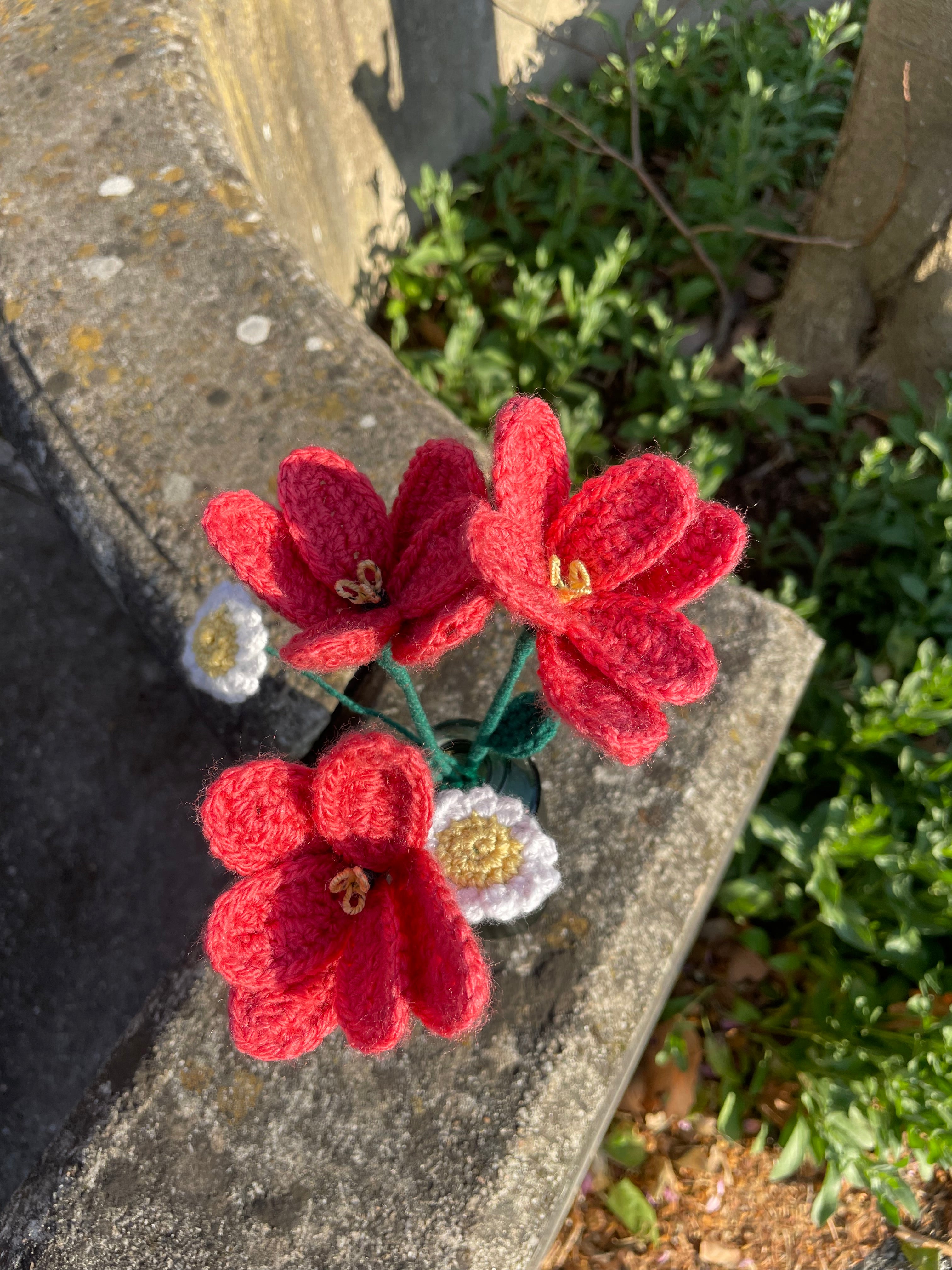 Bouquet de fleurs en crochet – Tulipes roses et marguerites blanches dans un vase vert