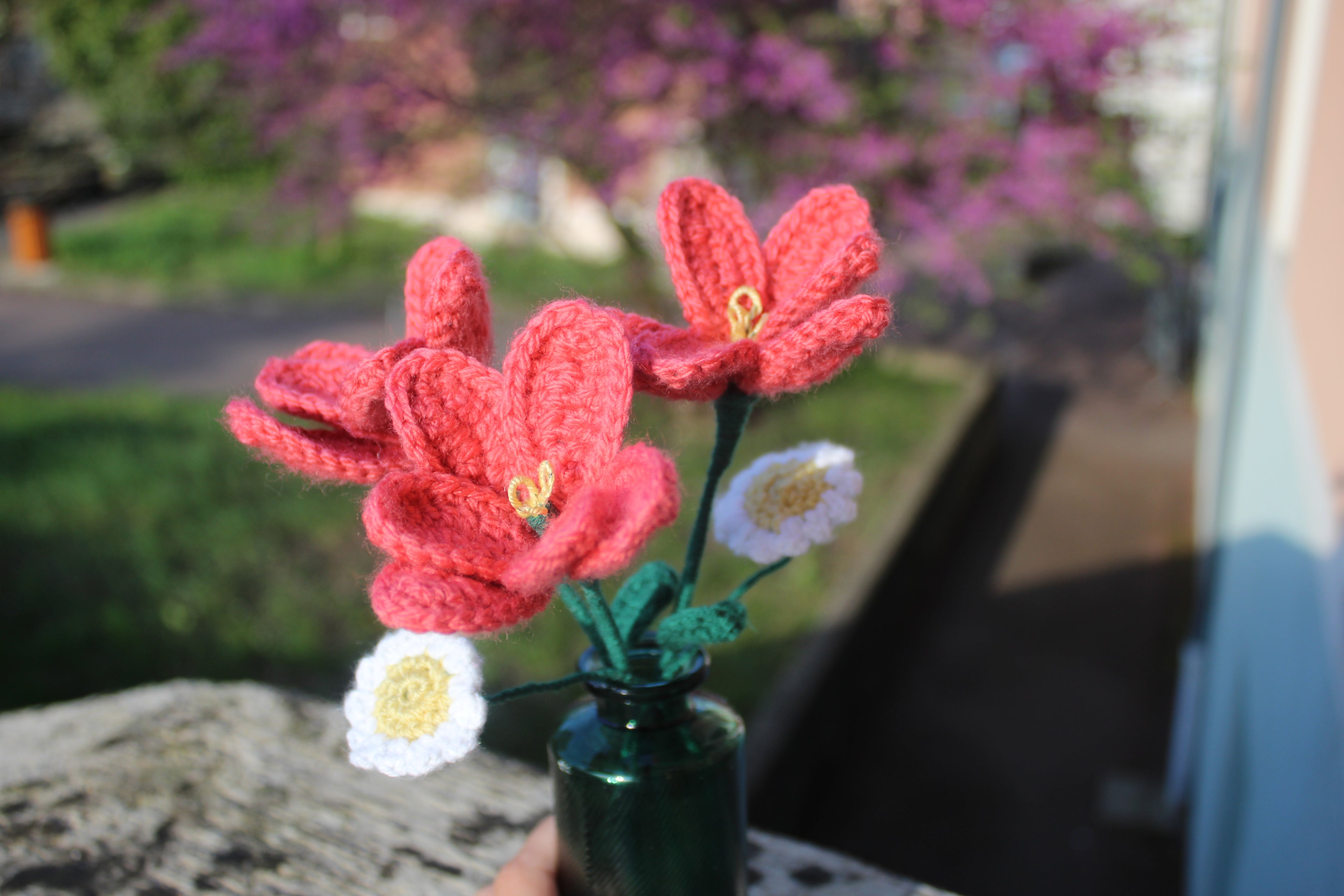 Bouquet de fleurs en crochet – Tulipes roses et marguerites blanches dans un vase vert