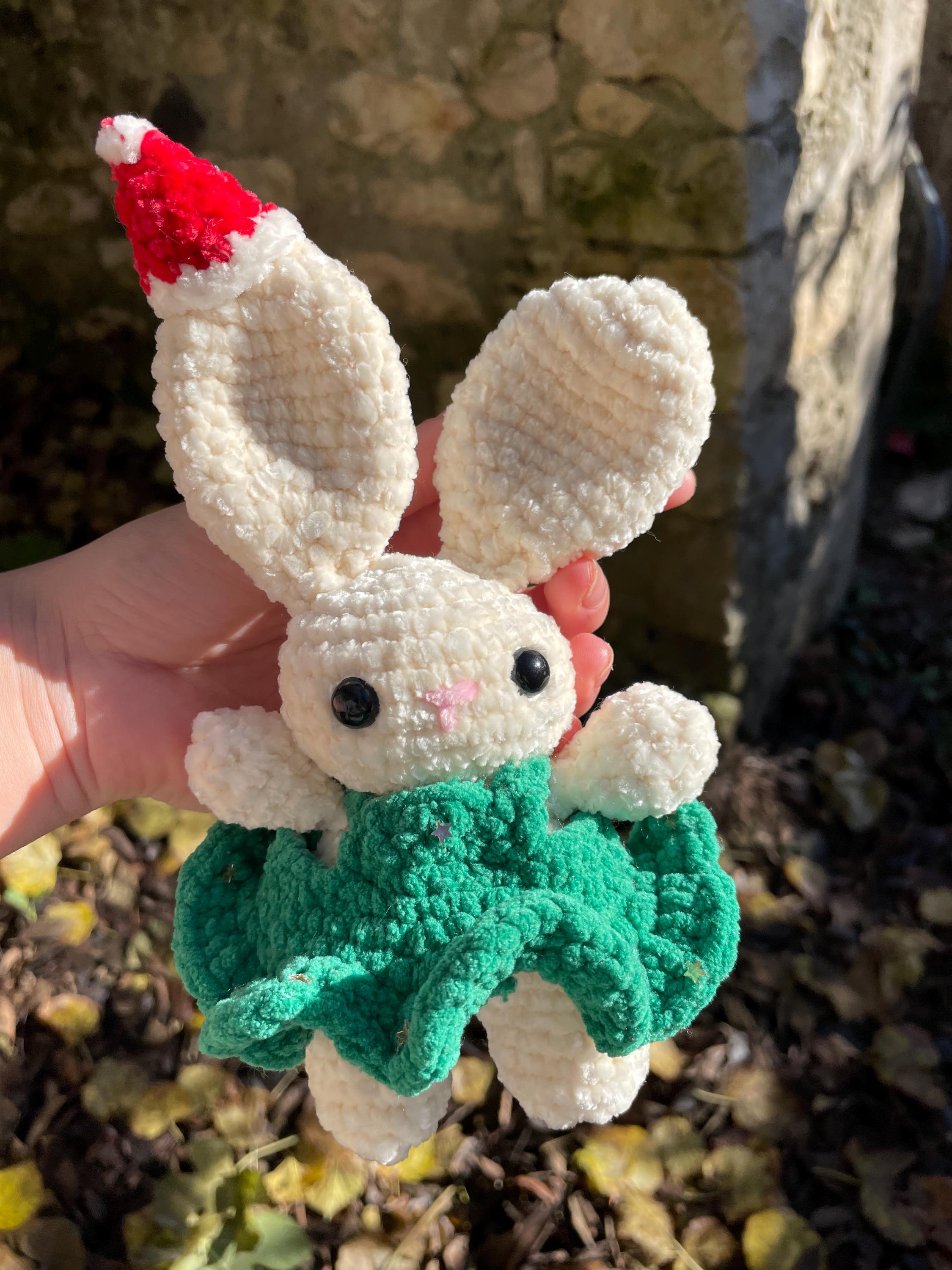 Lapin en Crochet Fait Main avec Bonnet de Père Noël – Amigurumi de Noël, Jouet Doux, Robe Verte Festive, Cadeau de Fêtes, Lapin Mignon