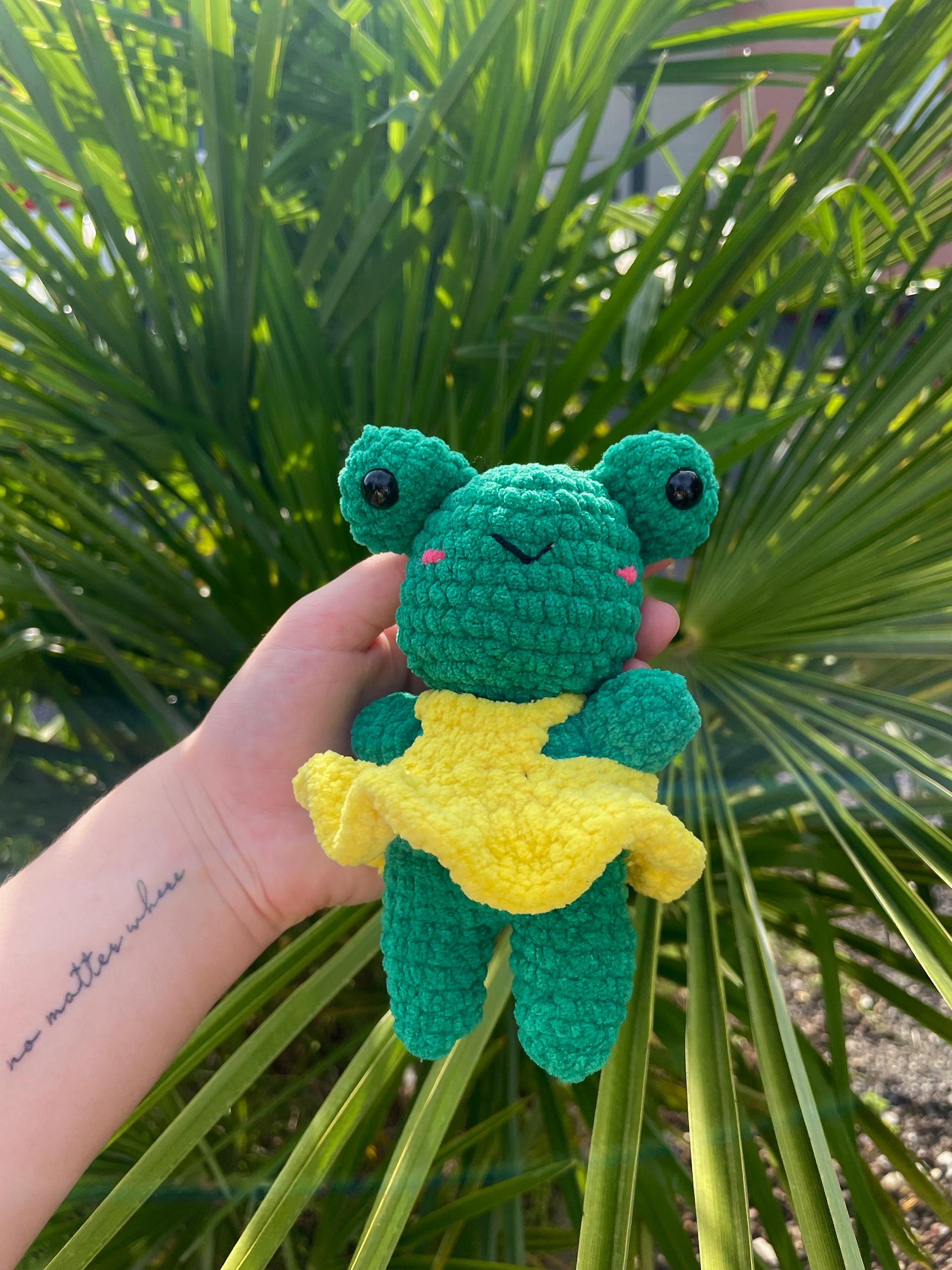 Patron PDF illustré amigurumi grenouille verte au crochet – peluche kawaii avec robe jaune, bilingue FR/EN