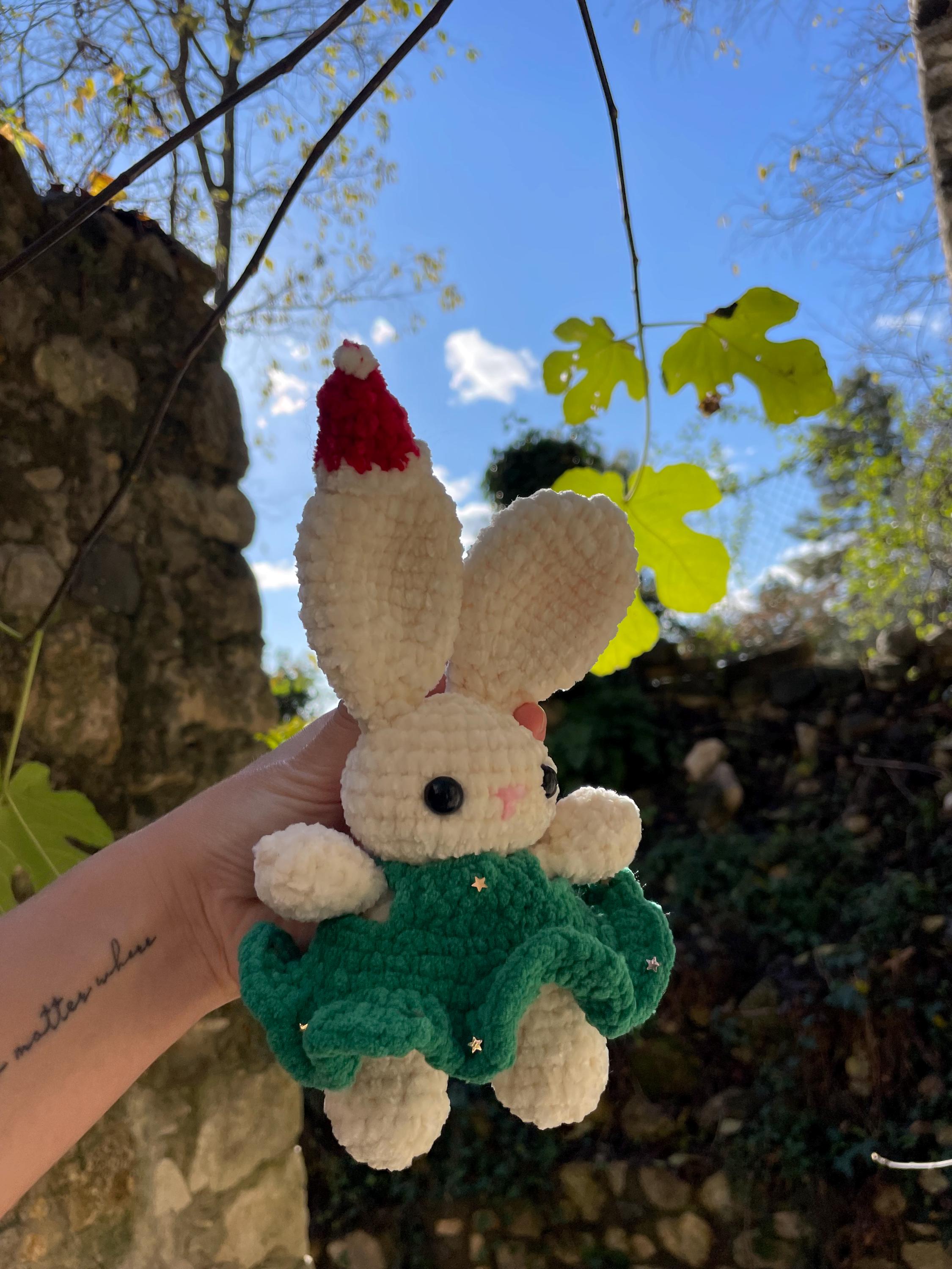 Lapin en Crochet Fait Main avec Bonnet de Père Noël – Amigurumi de Noël, Jouet Doux, Robe Verte Festive, Cadeau de Fêtes, Lapin Mignon