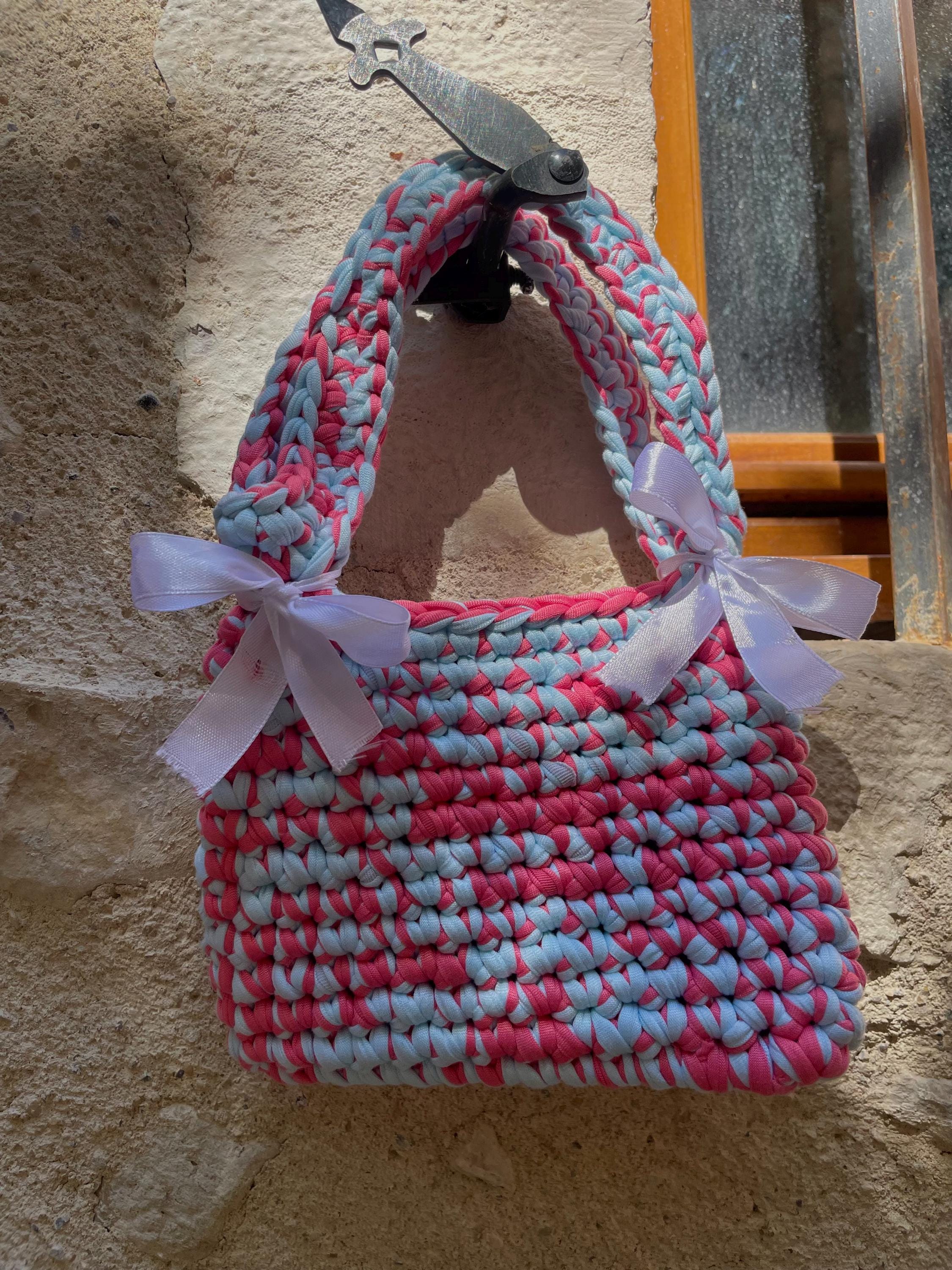 Petit Sac à Main en Fil T-shirt Rose et Bleu – Nœuds Blancs Satinés