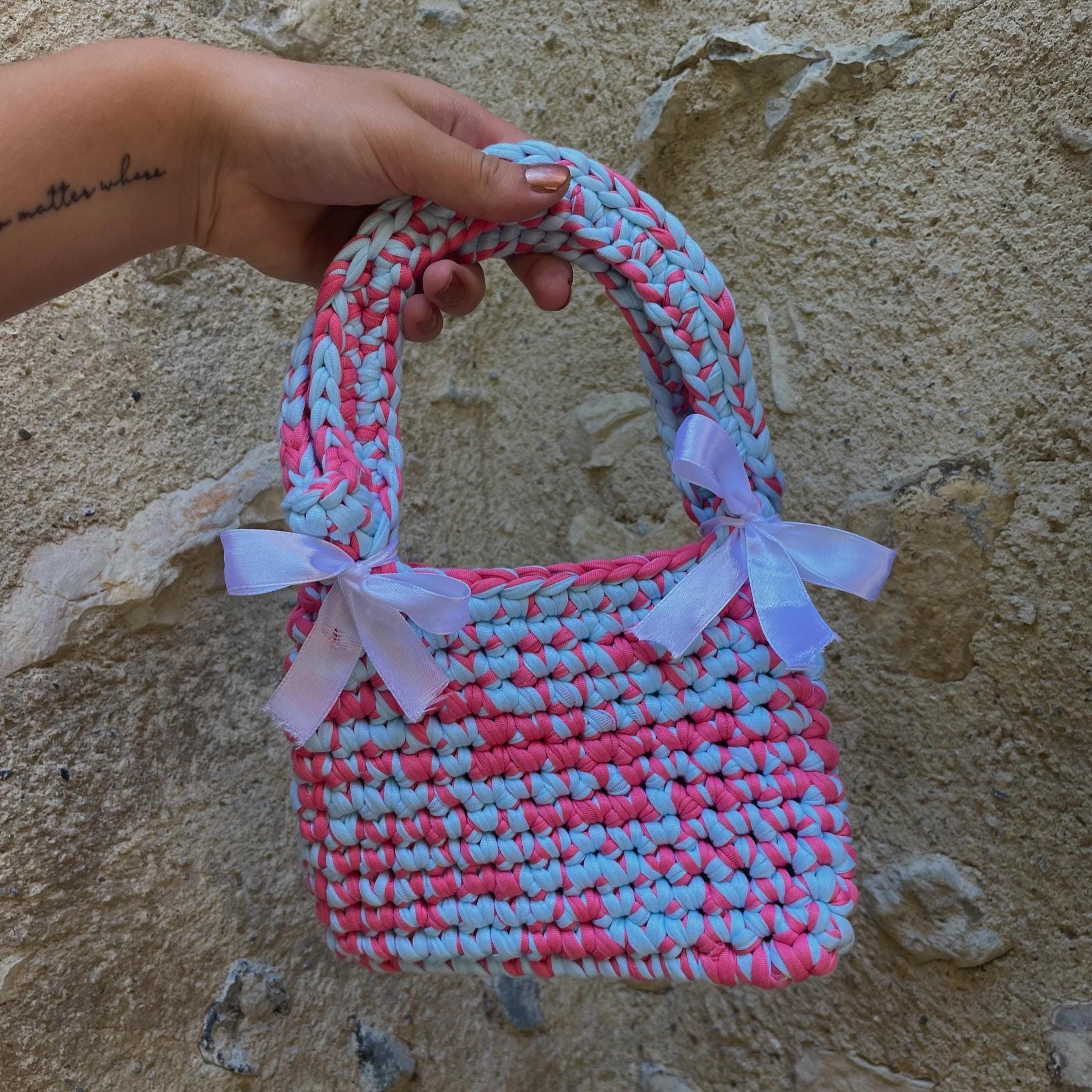 Petit Sac à Main en Fil T-shirt Rose et Bleu – Nœuds Blancs Satinés