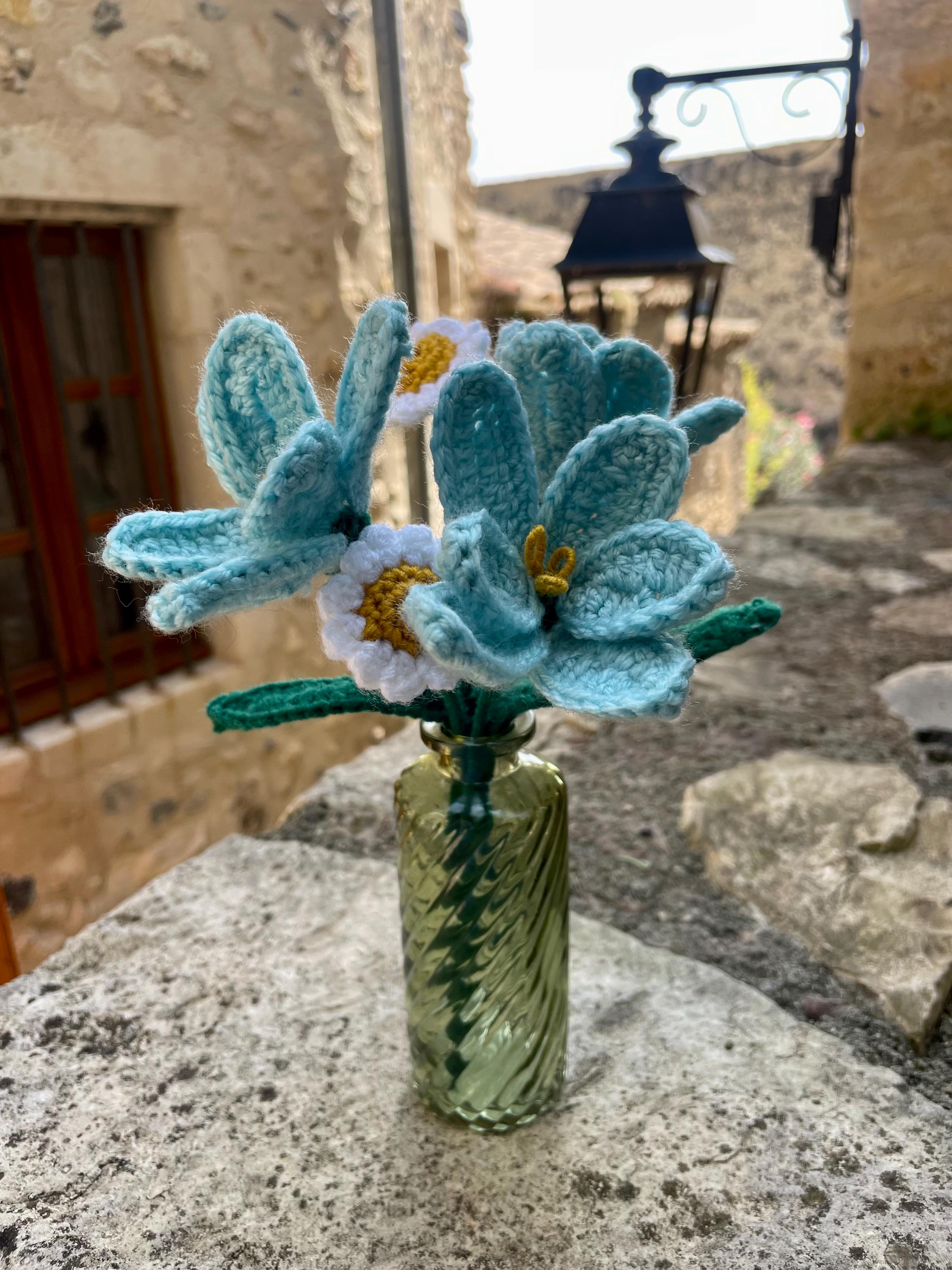 Bouquet Éternel en Crochet Fait Main – 3 Tulipes Turquoise Articulées et 2 Marguerites Blanches avec Vase