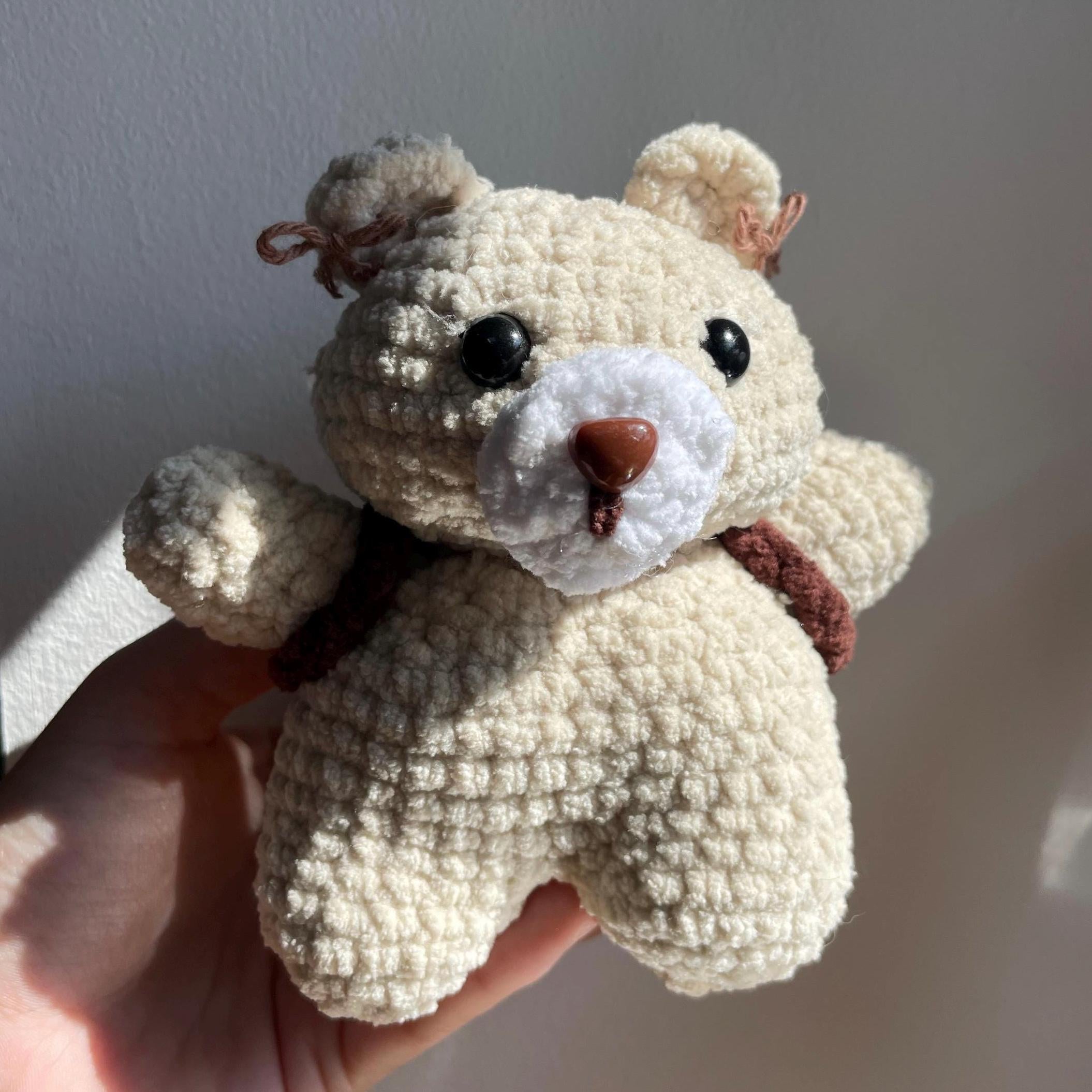 Ourson amigurumi au crochet fait main – marron et beige, sac à dos et petits nœuds dans les oreilles